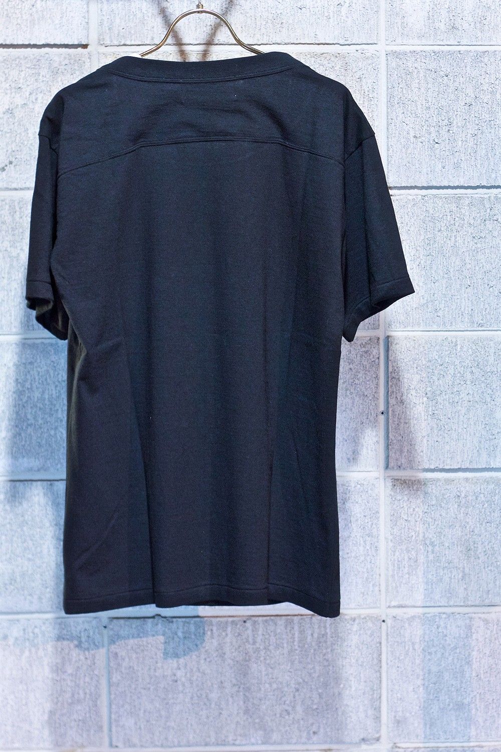 Layered neck Tee BLK×WHT