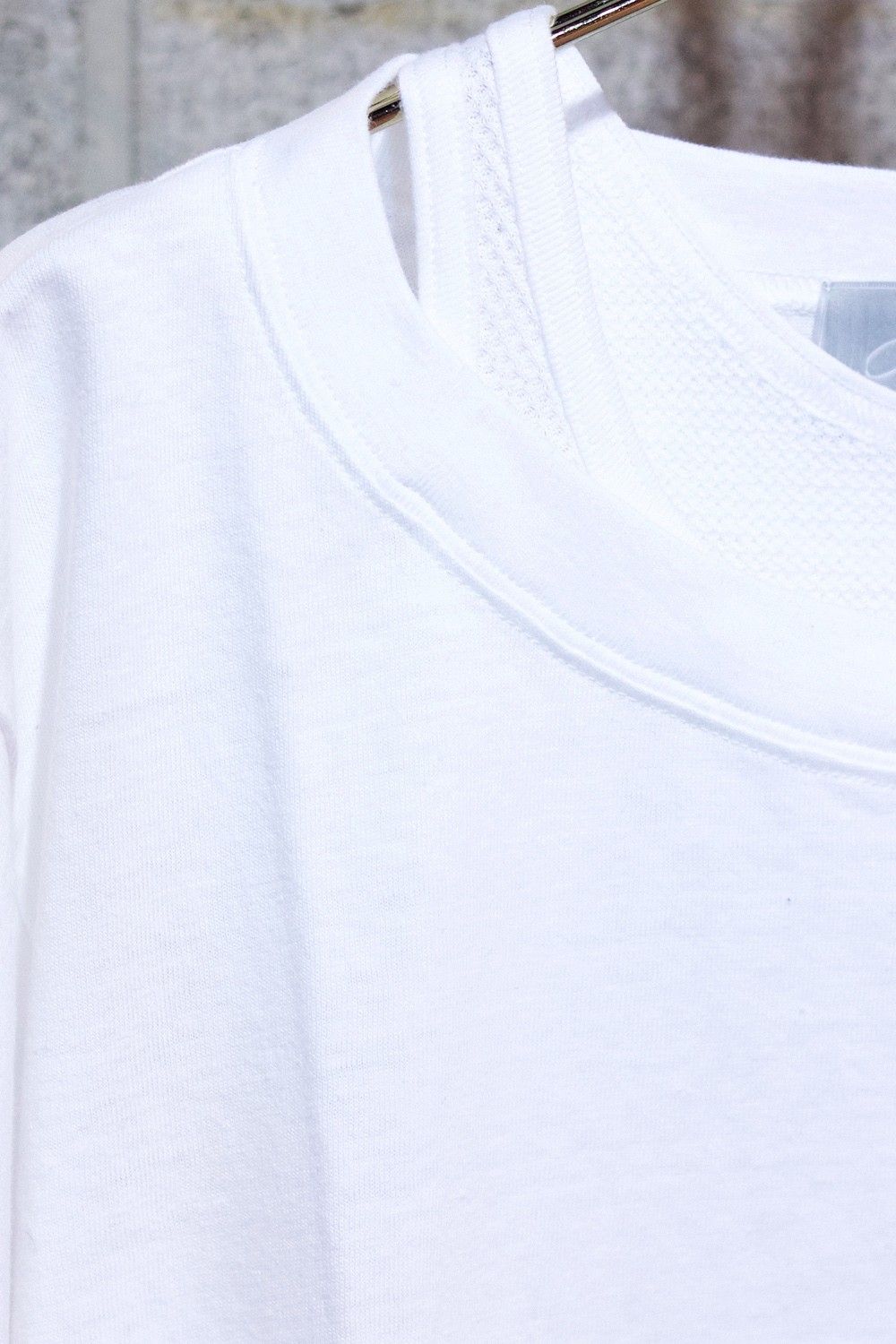 Layered neck Tee WHT×WHT