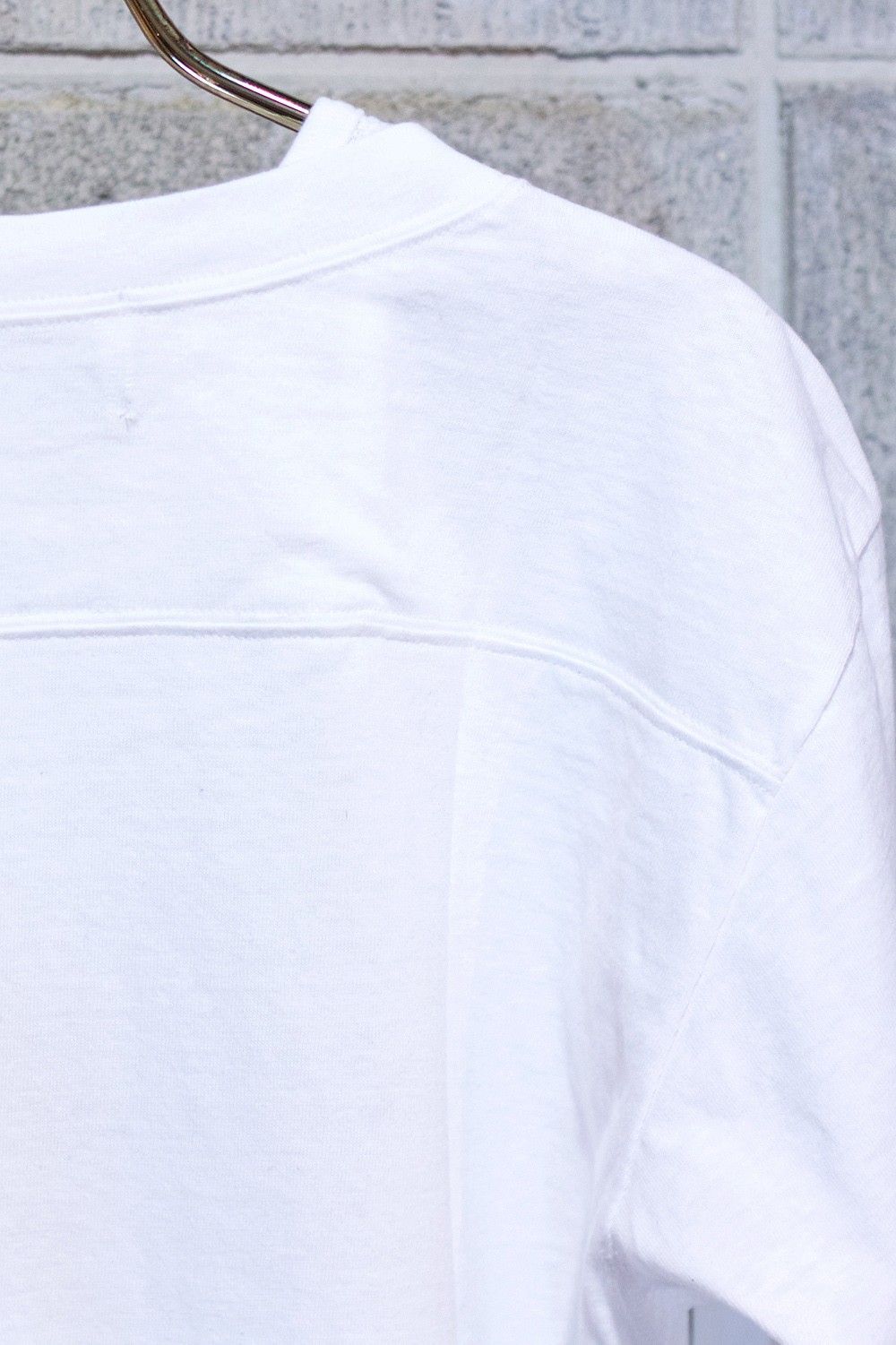 Layered neck Tee WHT×WHT
