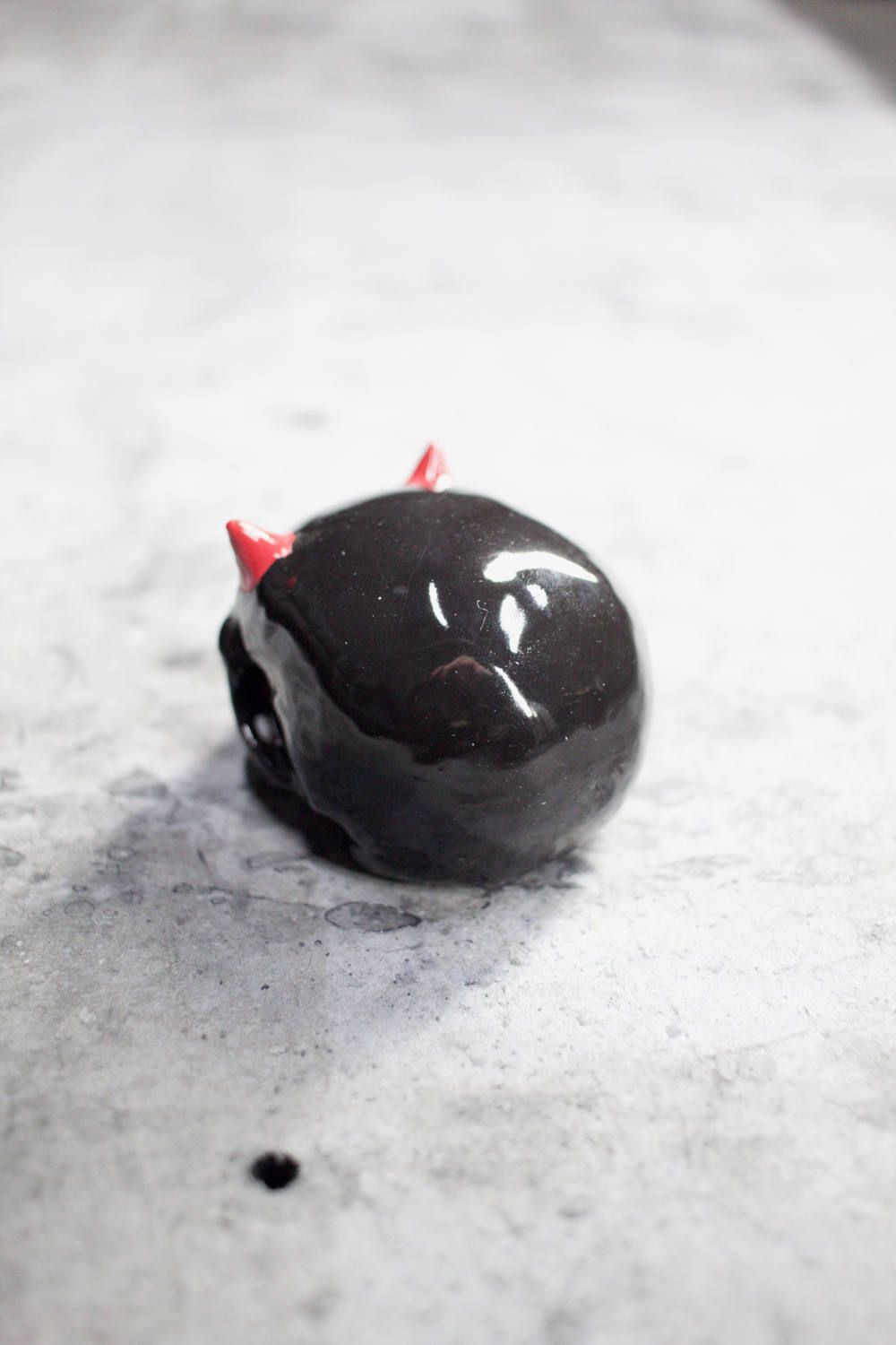 "ぐい呑み"小ツノ髑髏 黒×赤 (桐箱付)