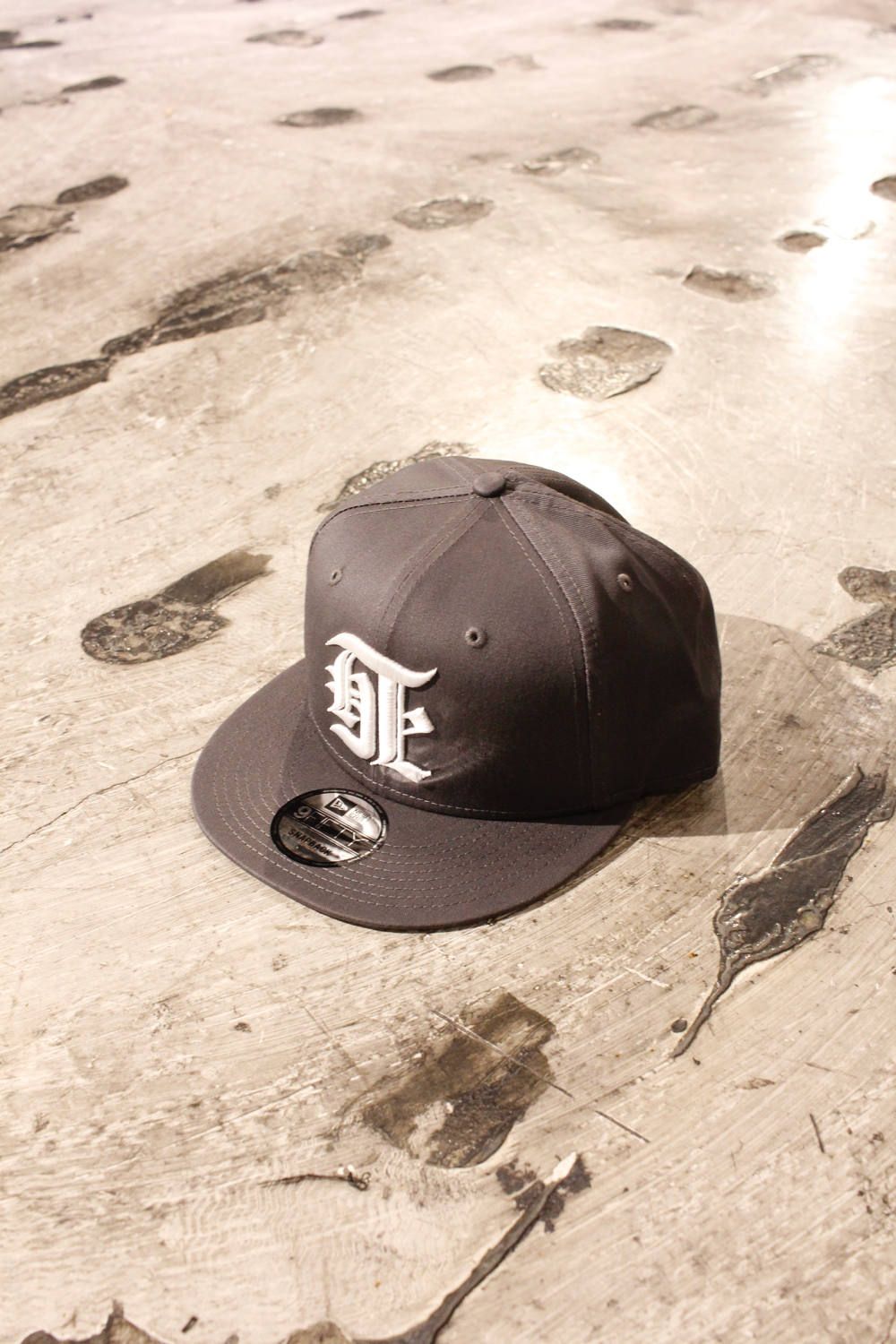 デスパターンズ2019 ”死”SNAP BACK 別注チャコール 白刺繍