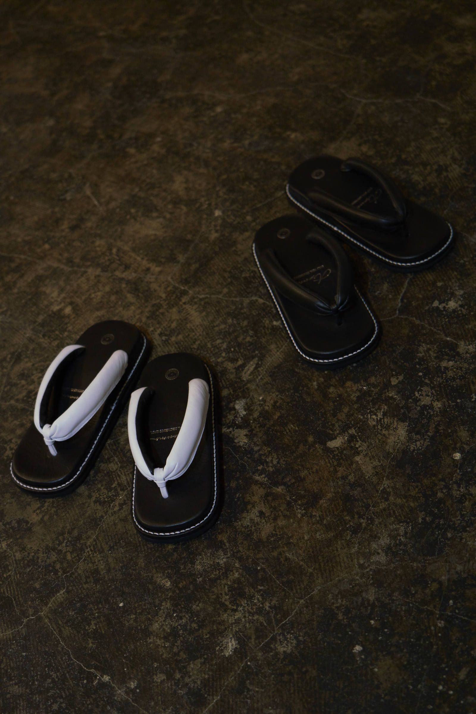 LEATHER SETTA (BLK×BLK/ WHT×BLK)