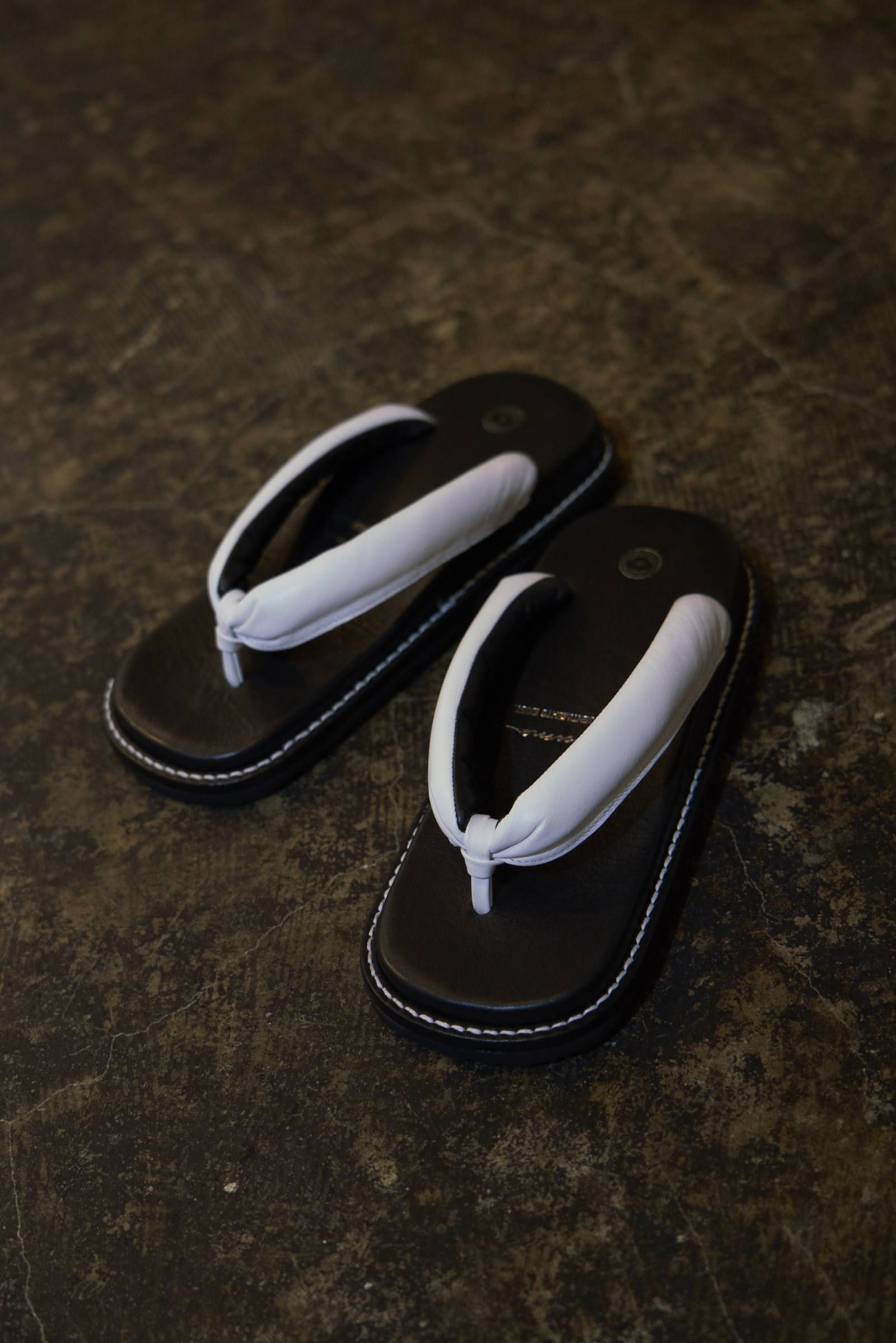 LEATHER SETTA (BLK×BLK/ WHT×BLK)