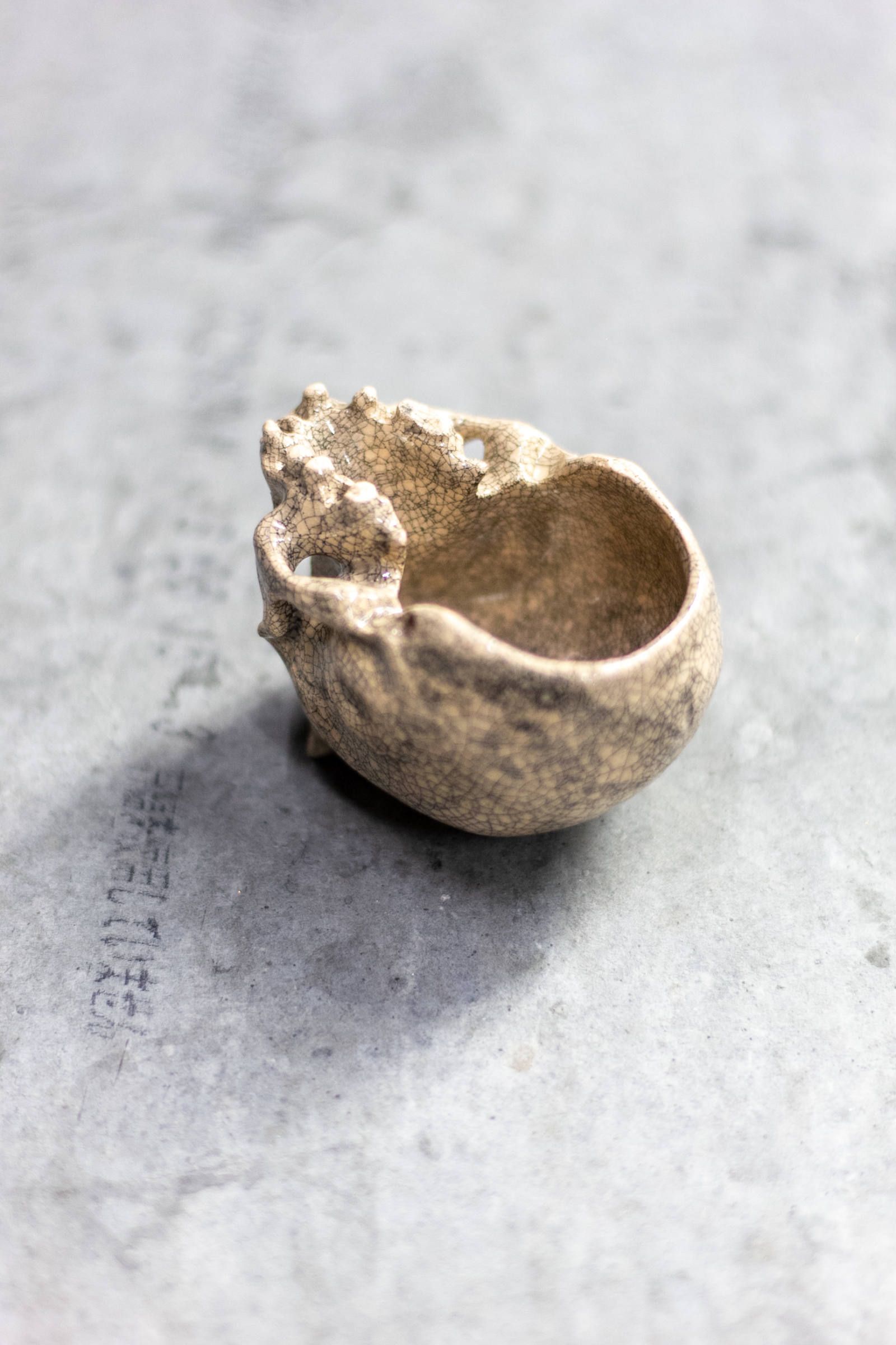 "ぐい呑み"小ツノ髑髏 白 01  (桐箱付)