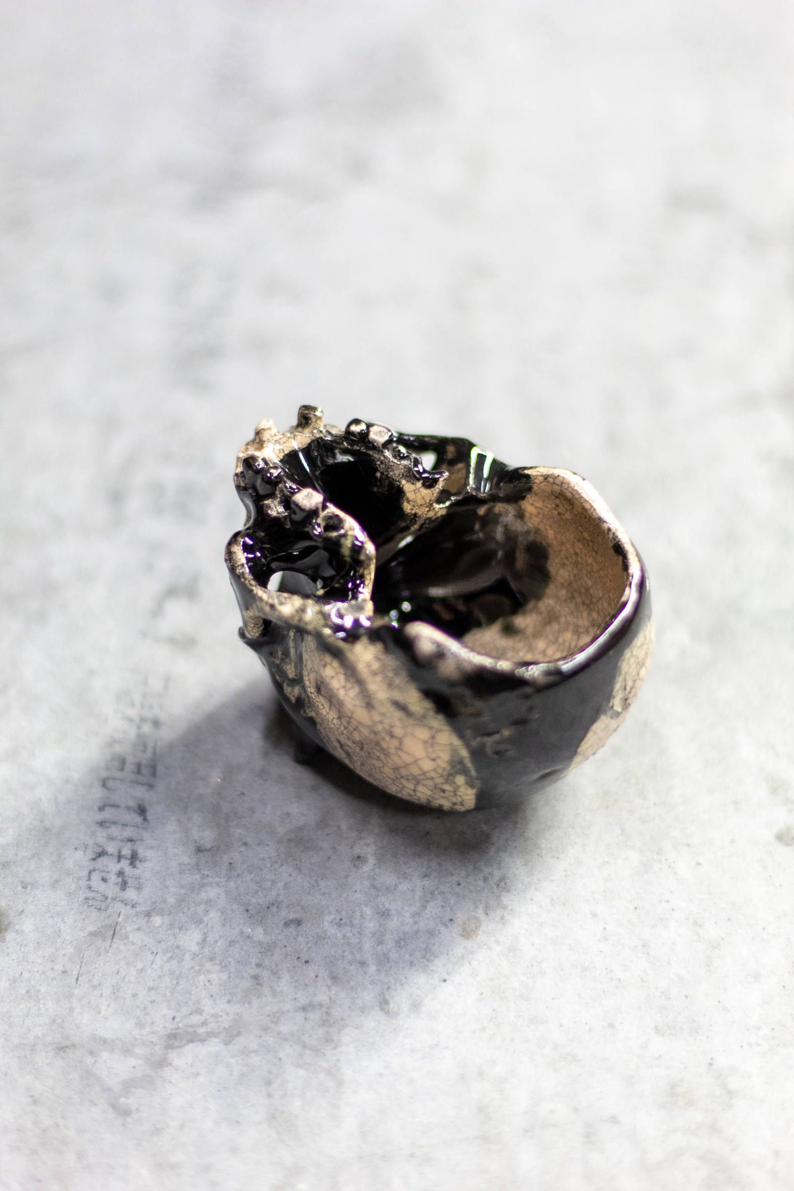 "ぐい呑み"小ツノ髑髏 黒 01  (桐箱付)