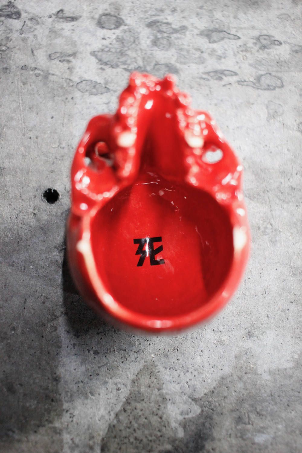 デスパターンズ2020 "ぐい呑み"ツノ髑髏 赤絵付き02  (桐箱付)