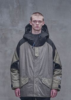 THE E.C.W.C.S. DEFORMING HOODED PADDING FIELD JACKET / ナイロン フーデッドジャケット（KHAKI）
