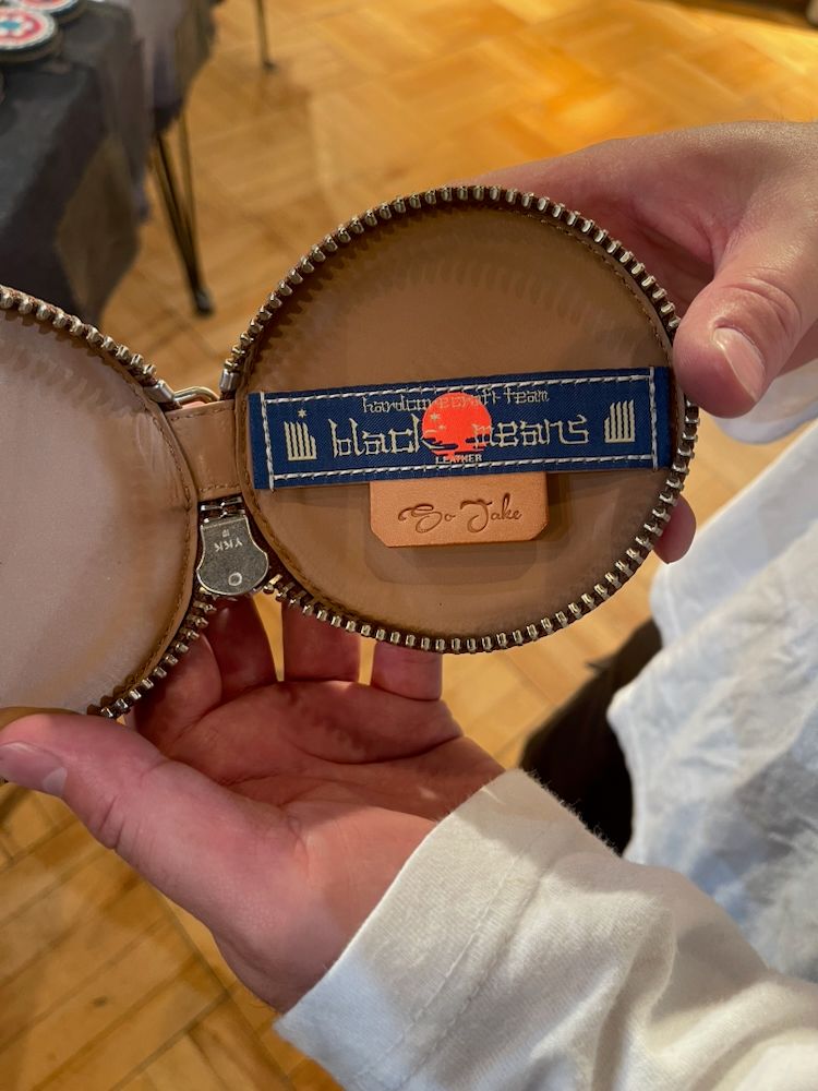 945-81TAC343-1 / カービングサークルポーチ (BLACK, NATURAL)