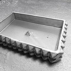 SQUARE STUDS TRAY "WHITE" -陶器皿-