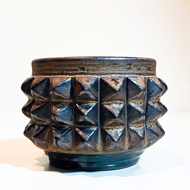 PYRAMID STUDS POT "GOLD" -陶器鉢-