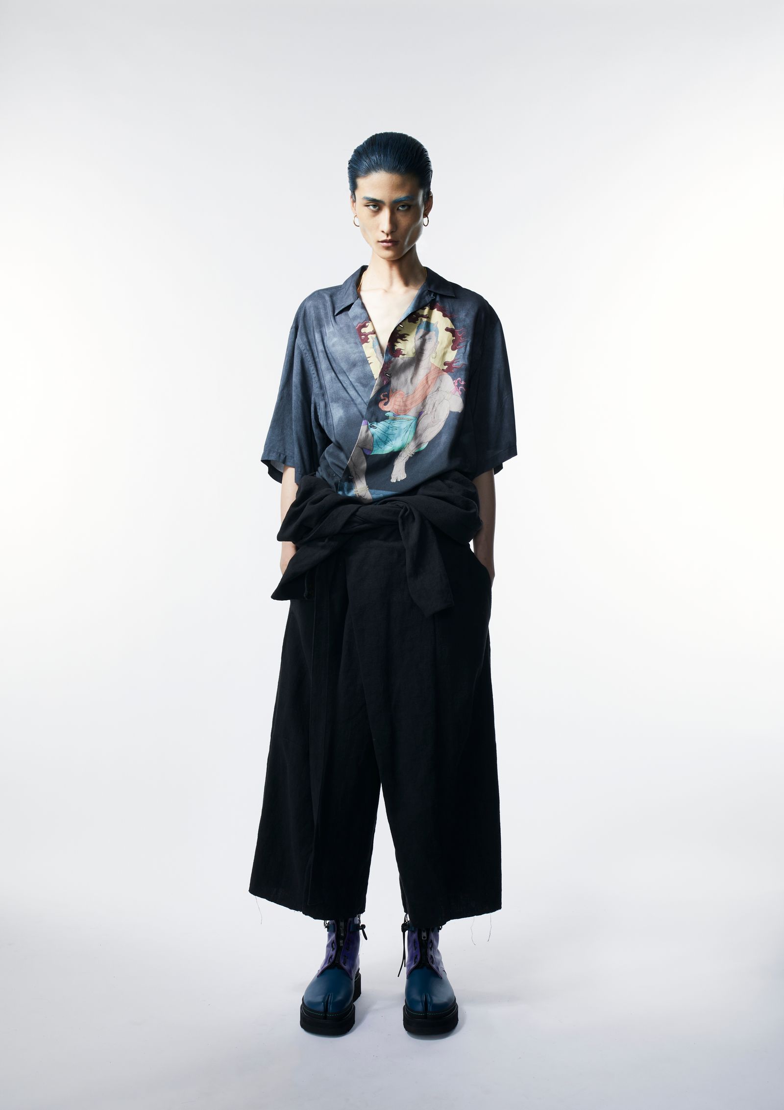 × 天明屋尚「剣神」「槍神」OPEN COLLAR SHIRT / 半袖シャツ (CHARCOAL)