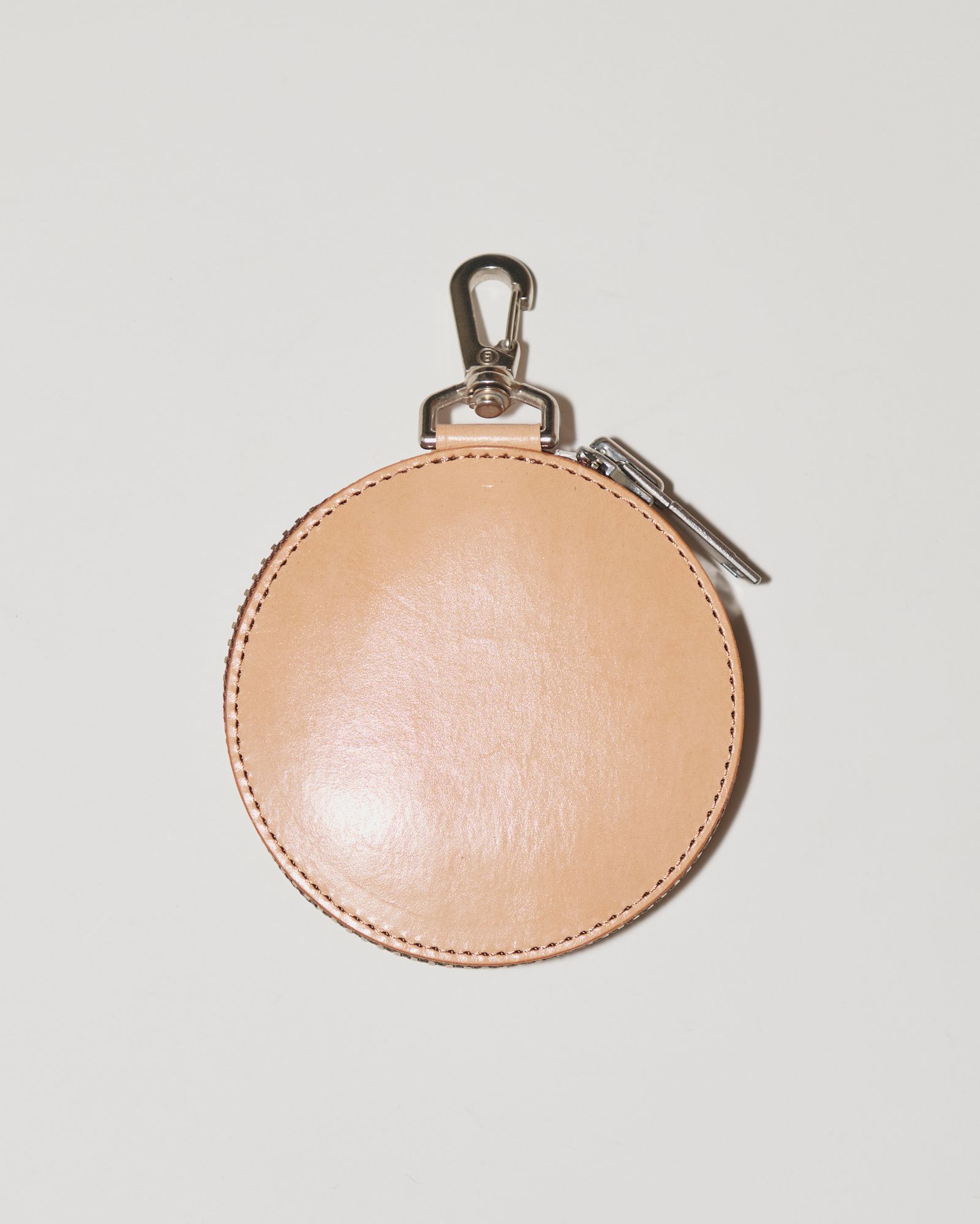 945-81TAC343-1 / カービングサークルポーチ (BLACK, NATURAL)