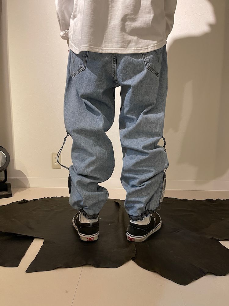 THE DEFORMED ADJUSTABLE THRIFTING DENIM 550 [FIGURE PROTO] / リメイク デニムパンツ（LIGHT INDIGO）