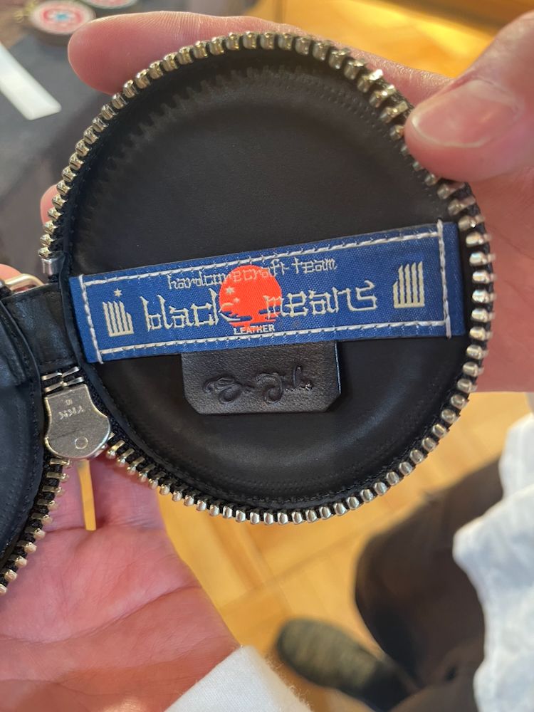 945-81TAC343-1 / カービングサークルポーチ (BLACK, NATURAL)