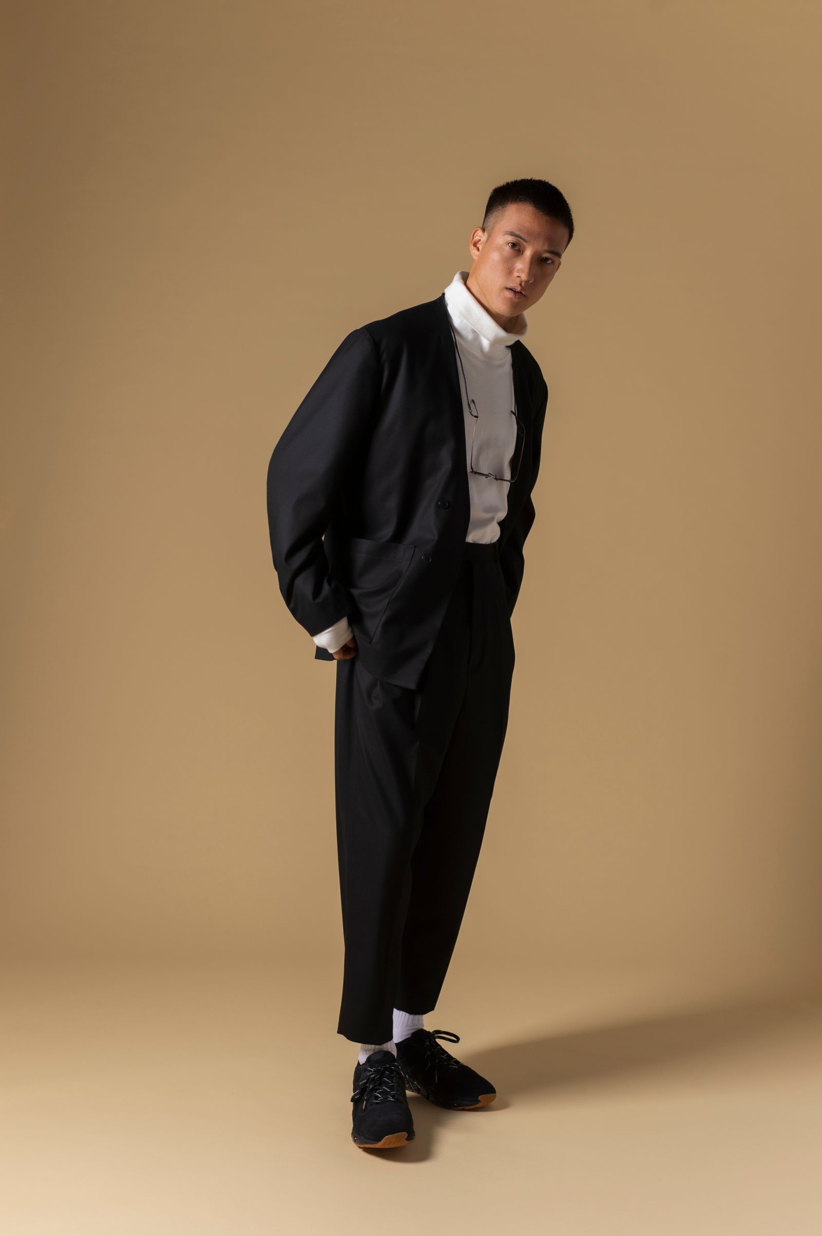REGULAR TAPERED PLEATS PANTS (BLACK)