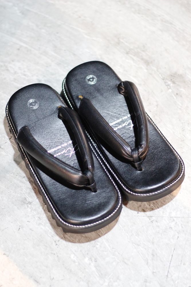 LEATHER SETTA (BLACK)