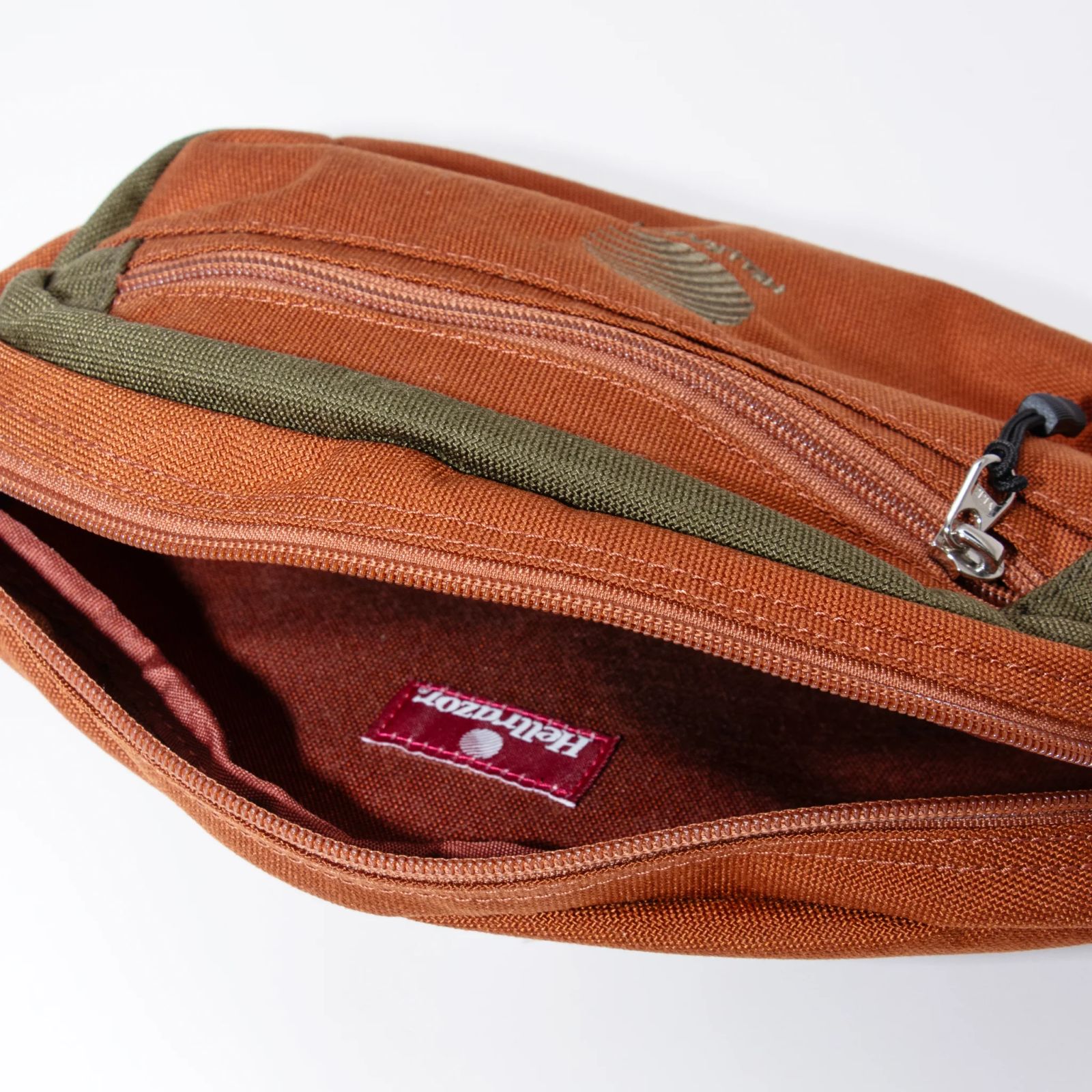 LOGO EMB POUCH - RUST/ARMY GREEN / ショルダーバック