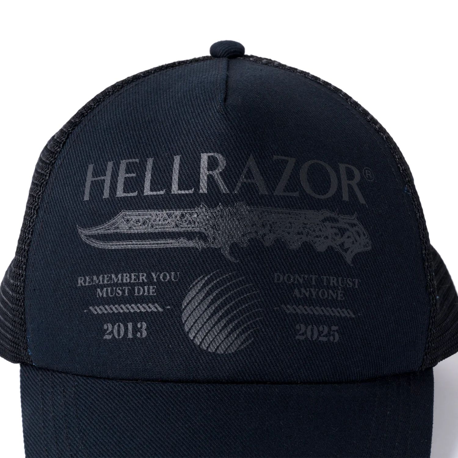DTA TRUCKER CAP - BLACK/BLACK MESH HELLRAZOR®︎ MOZYSKEY COLLECTION  / キャップ