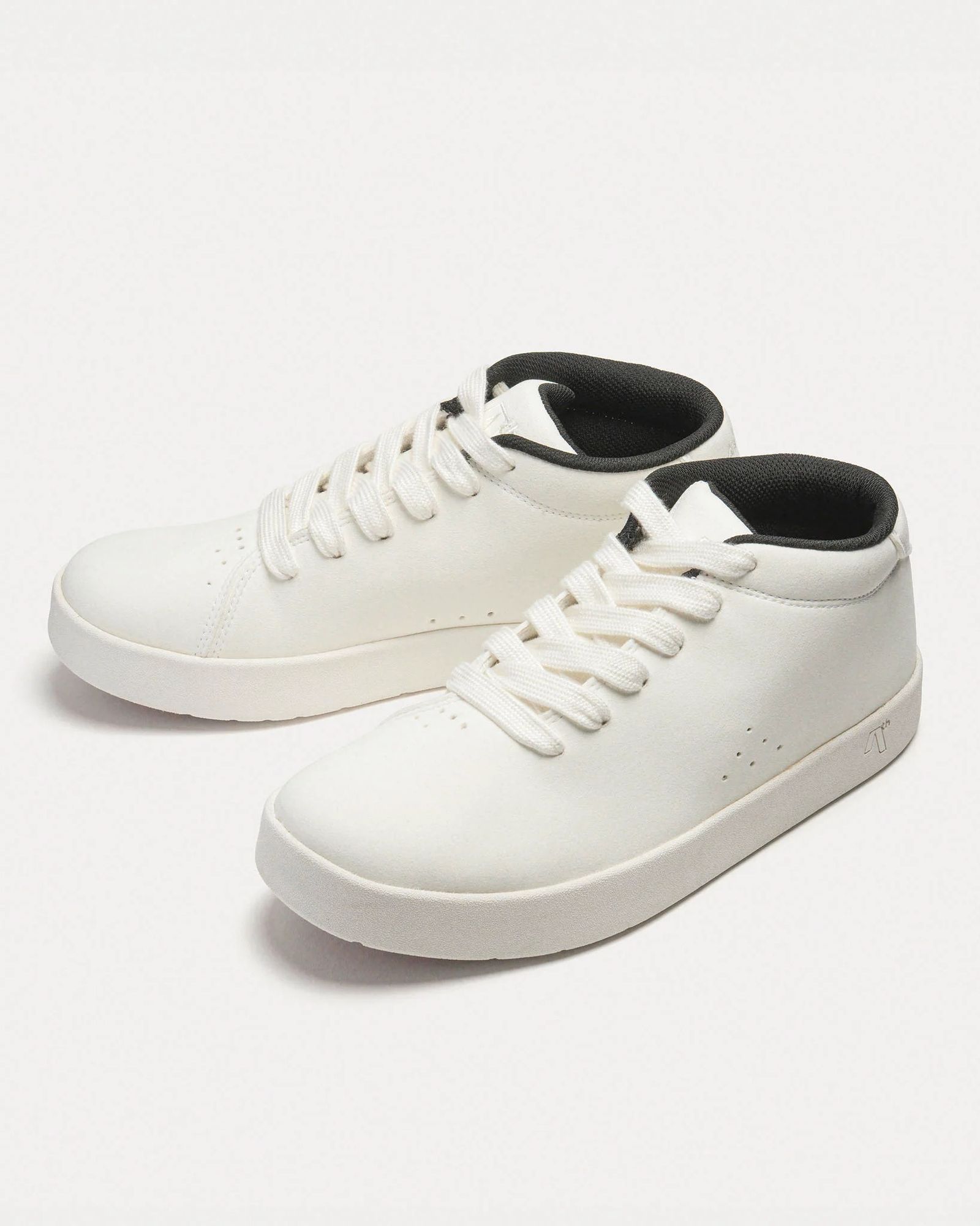 II White Vegan Suede / スケートボード シューズ