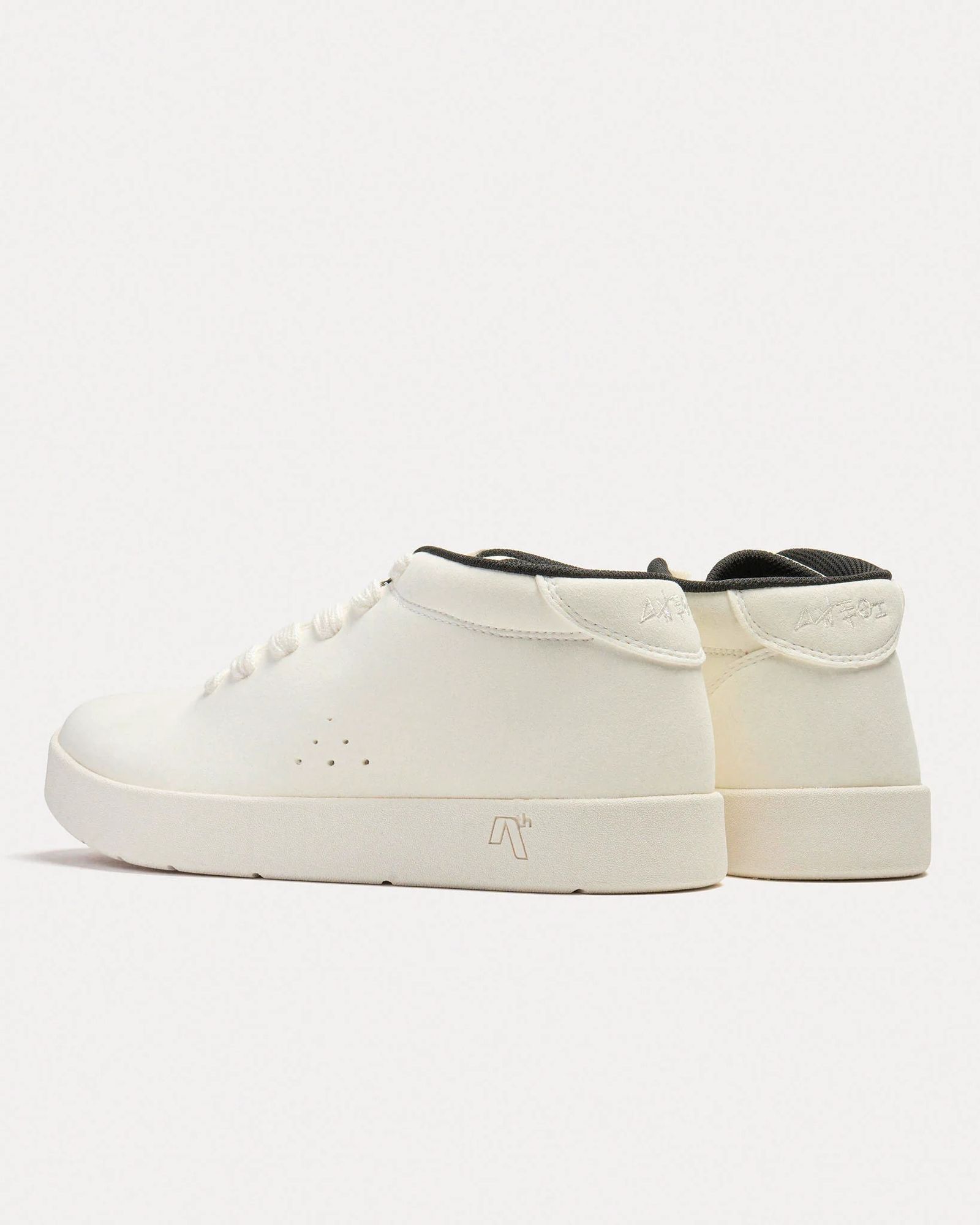 II White Vegan Suede / スケートボード シューズ