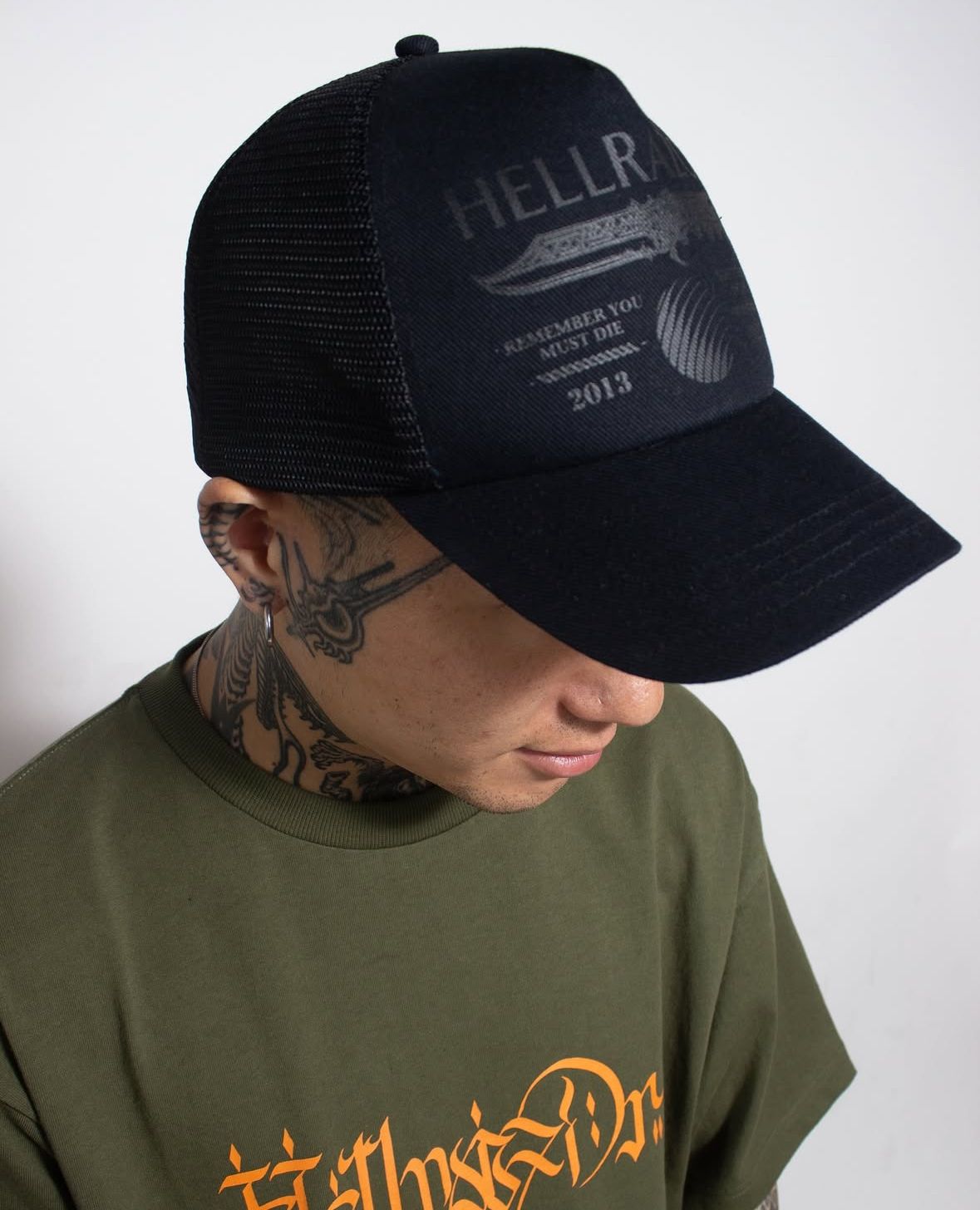 DTA TRUCKER CAP - BLACK/BLACK MESH HELLRAZOR®︎ MOZYSKEY COLLECTION  / キャップ