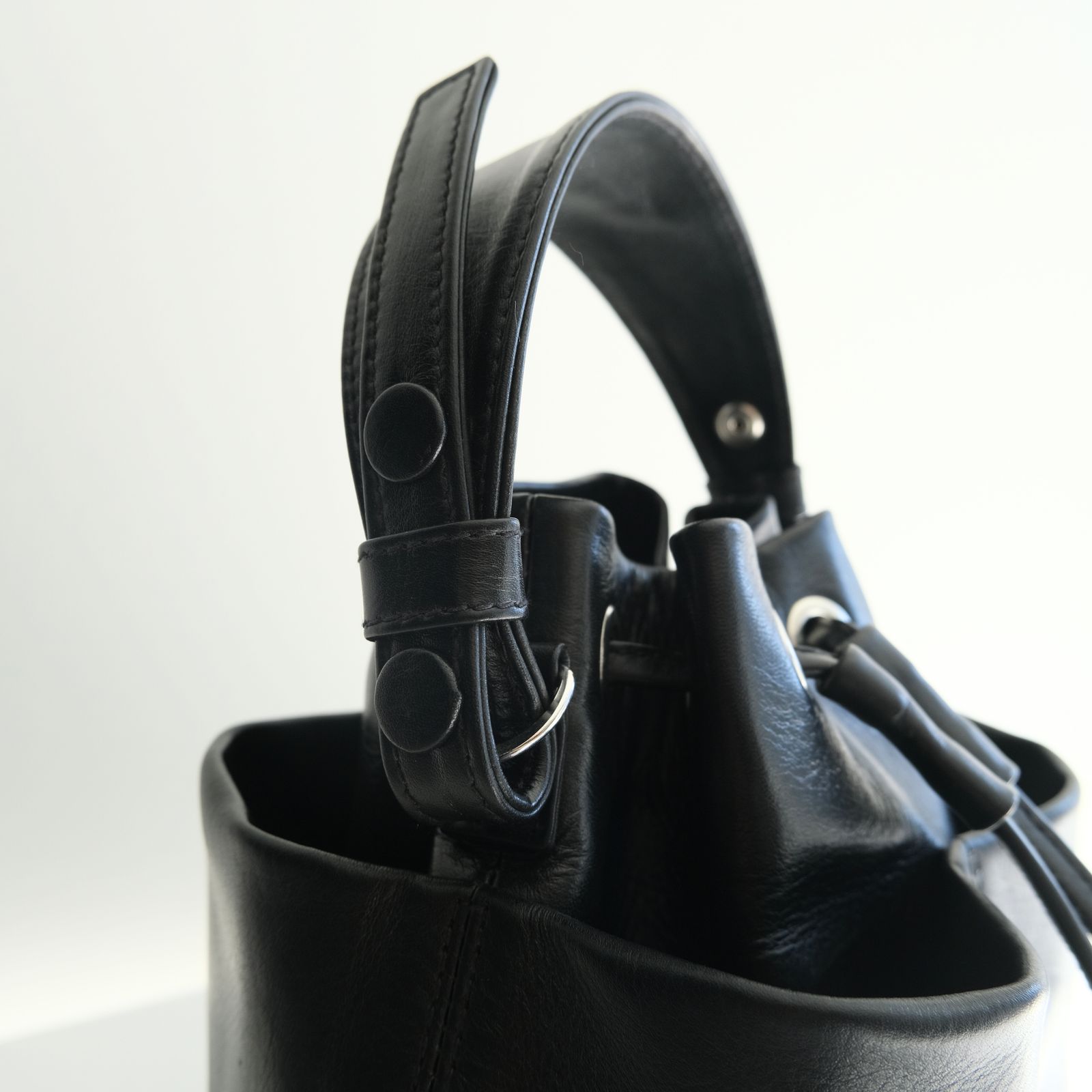 DRAWSTRING BAG / バッグ / レザーバッグ / COW SKIN / 牛皮 / BLACK