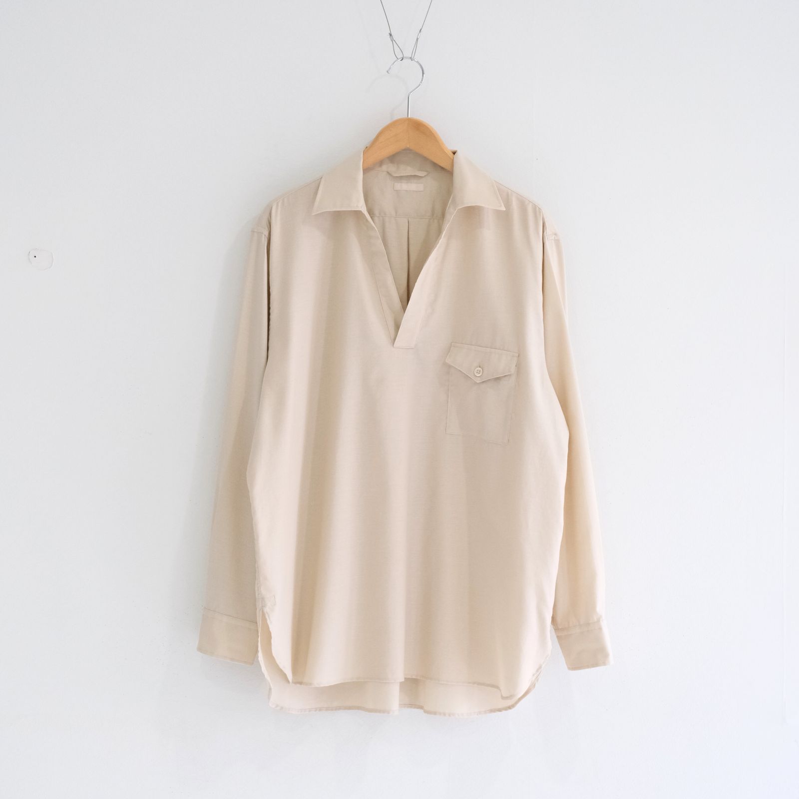 SILKY SOFT TWILL SKIPPER SHIRT / シルク ソフト ツイル スキッパー シャツ（SAND）