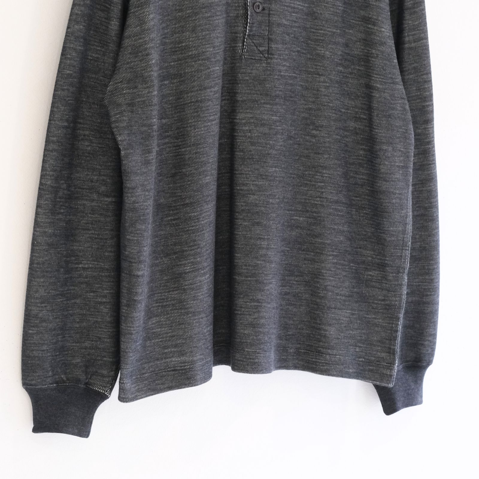 W/C HONEYCOMB HENLEY-NECK TOP（CHARCOAL）