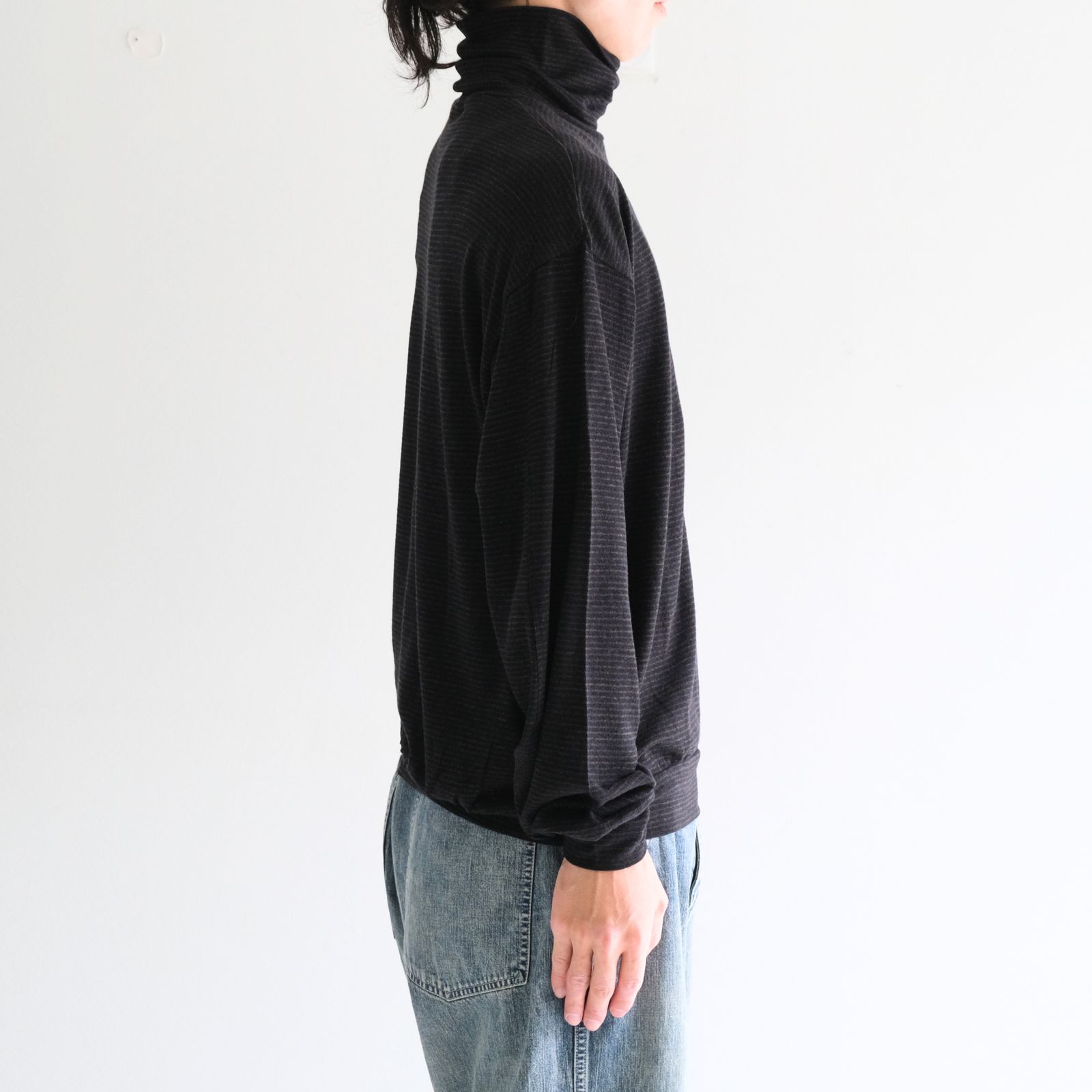 SUPER FINE WOOL COTTON TURTLE-NECK TOP（BORDER STRIPE）（BROWN×BLACK）