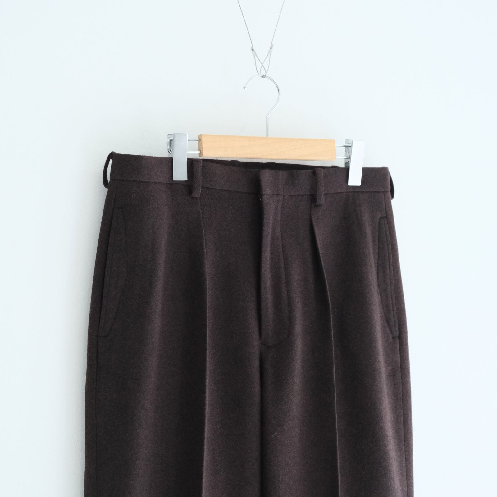IN TUCK TROUSERS ‐Powder melton‐ / パンツ / トラウザー / メルトン素材 / Red Brown