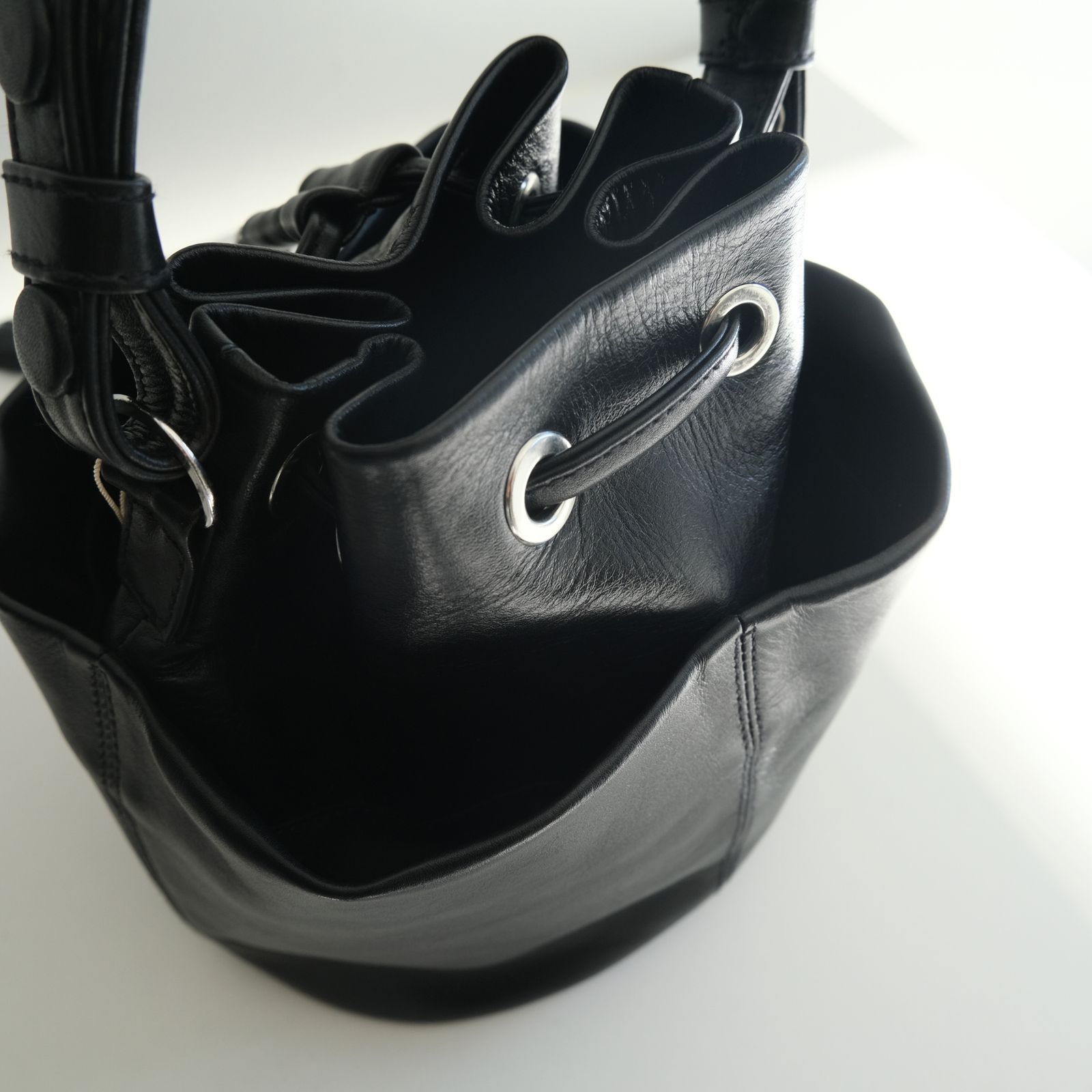 DRAWSTRING BAG / バッグ / レザーバッグ / COW SKIN / 牛皮 / BLACK