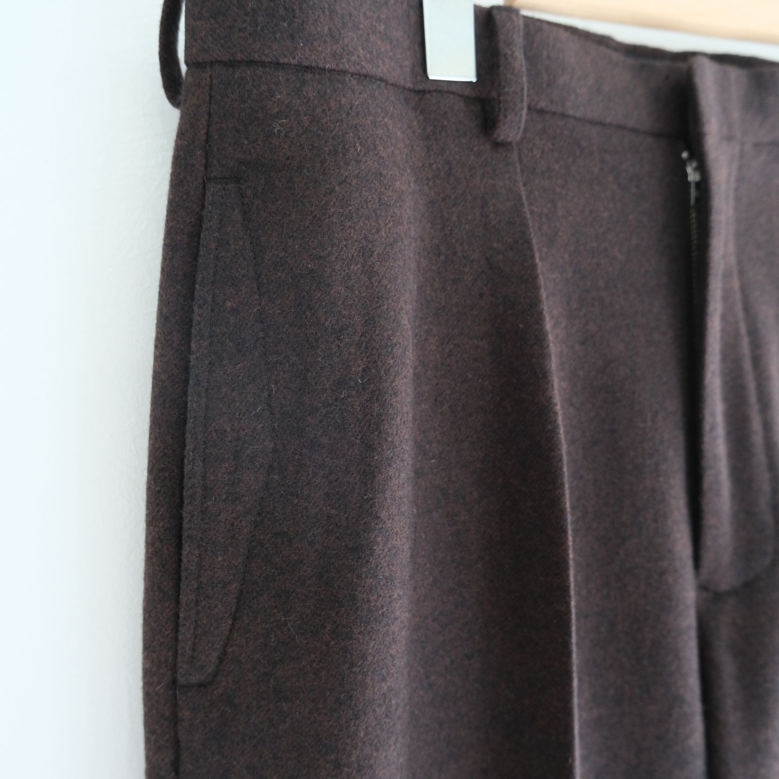 IN TUCK TROUSERS ‐Powder melton‐ / パンツ / トラウザー / メルトン素材 / Red Brown