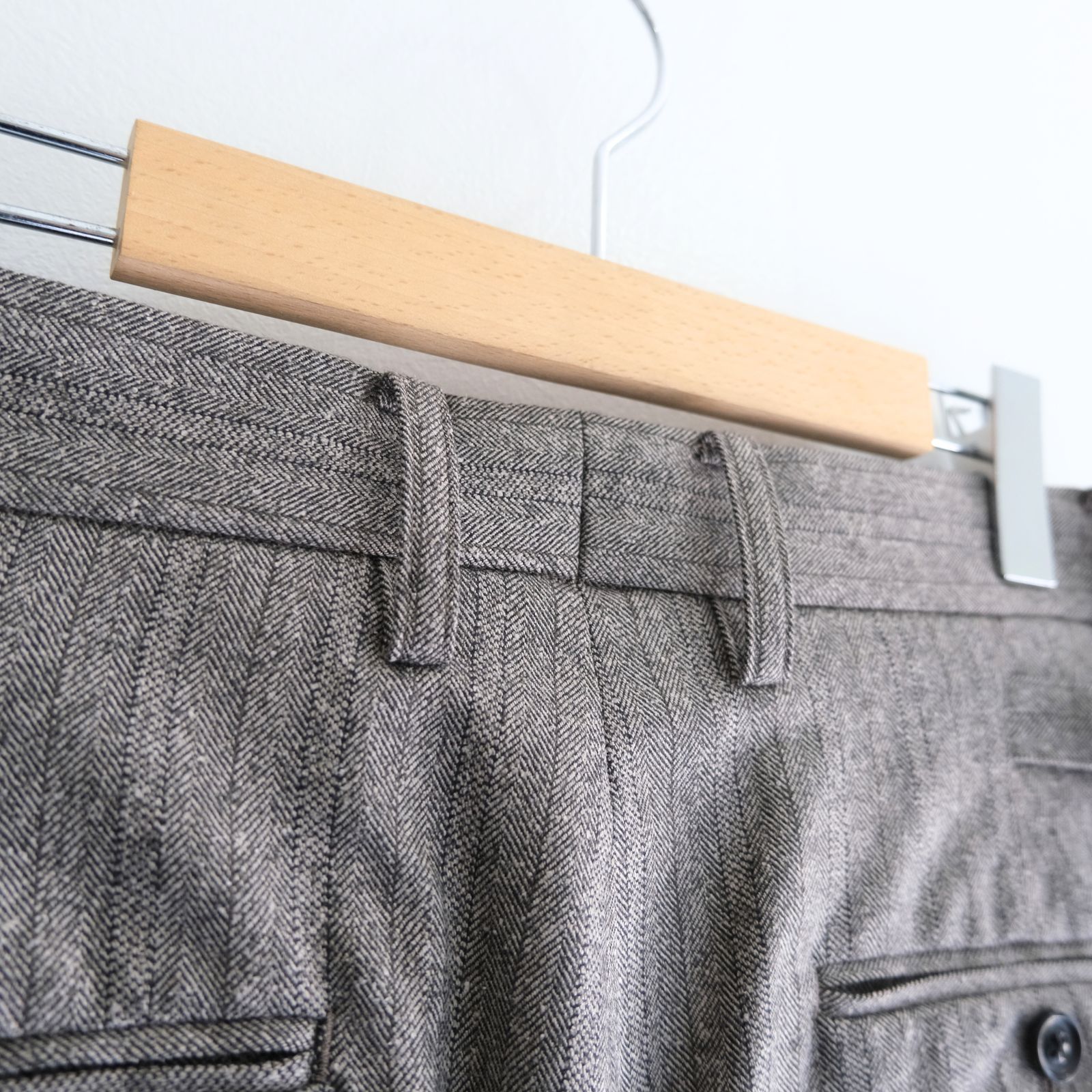 【残り1点】W/S HERRINGBONE STRIPE TUCKED TROUSERS（TAUPE GREY）