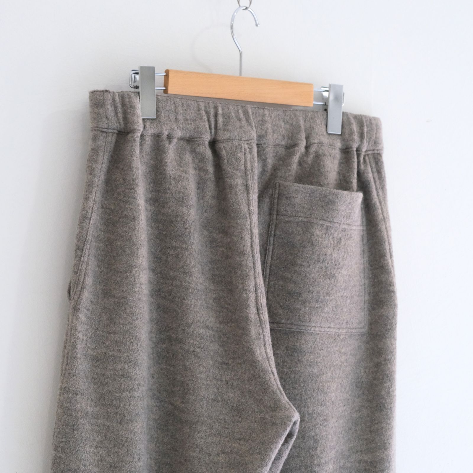 【残り1点】KNIT PANTS ‐Hard Twist Crepe‐（Greige）