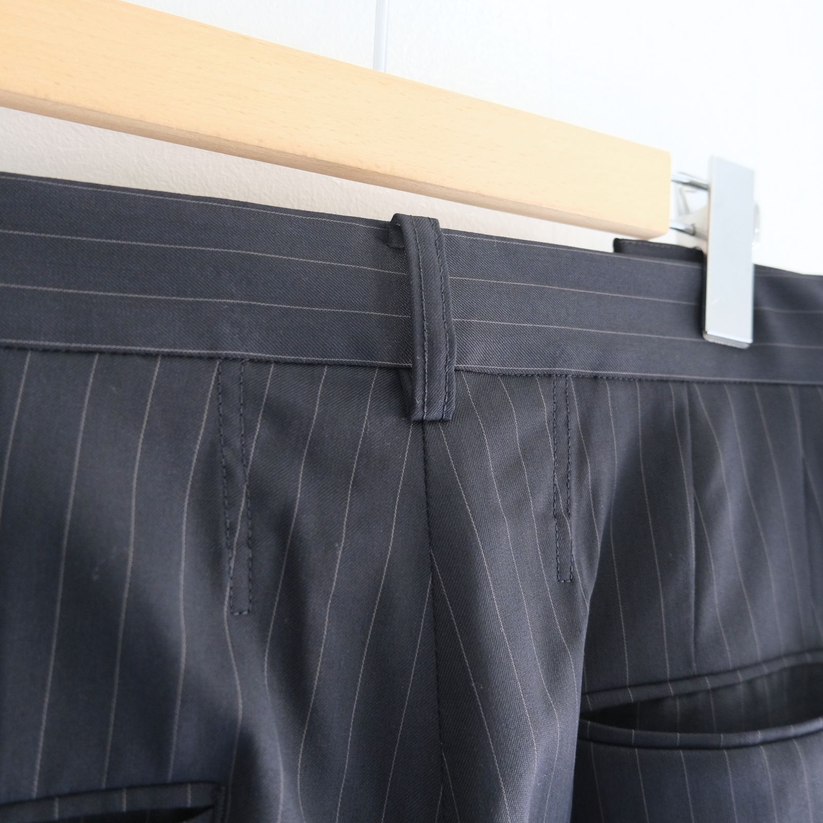 Merino Wool High-waist Slacks / メリノウール ハイウエスト スラックス（NAVY STRIPE）