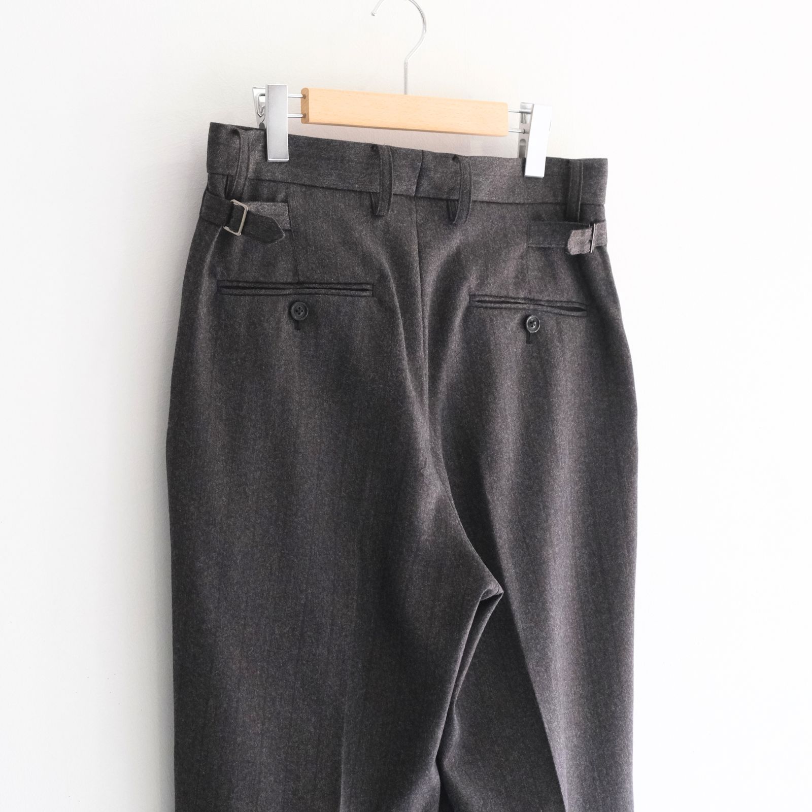 【残り1点】MELANGE BARATHEA STRIPE TUCKED TROUSERS（CHARCOAL BROWN）