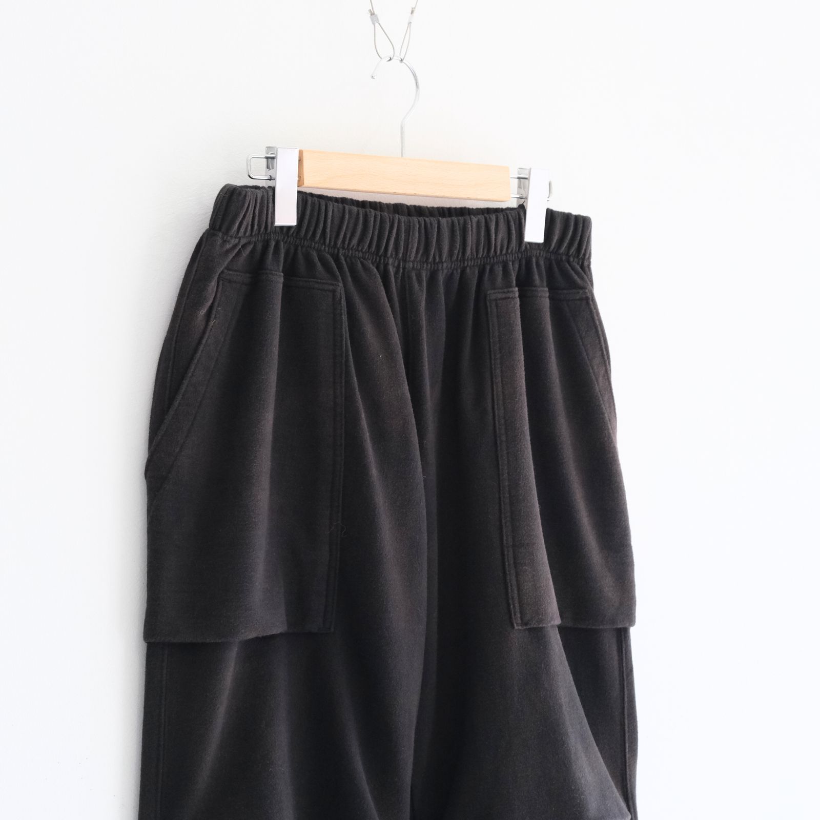 Reimagined Newsboy Fleece-Lined Sweatpants / パンツ / スウェットパンツ / Bleached Black