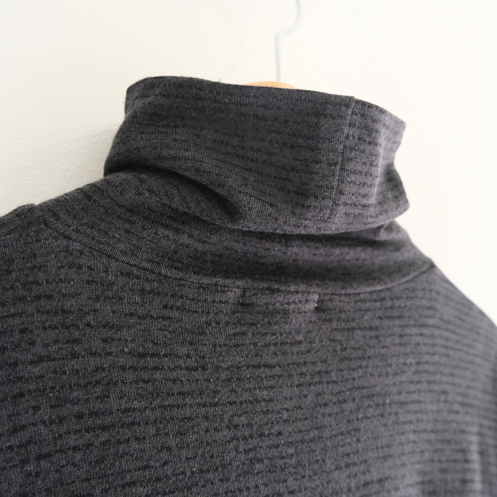 SUPER FINE WOOL COTTON TURTLE-NECK TOP（BORDER STRIPE）（BLACK×CHARCOAL）