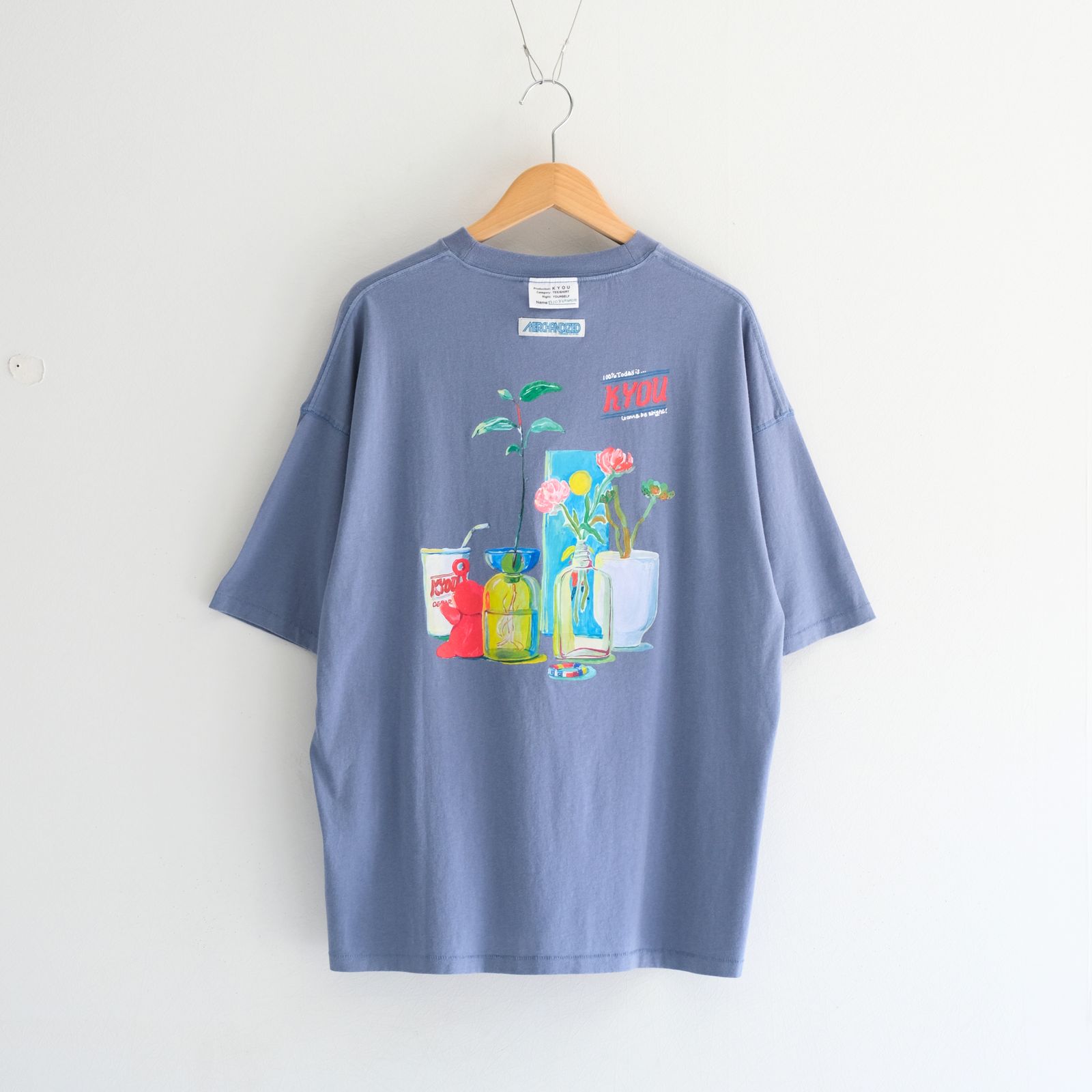 "TEE-NS".14 Imaginary FLOWER DEPaRTMENT Tee feat. MIO YAMAMOTO / 「TEE-NS」14 イマジナリーフラワーデパートメントTシャツ feat. ミオ ヤマモト（NAVY）