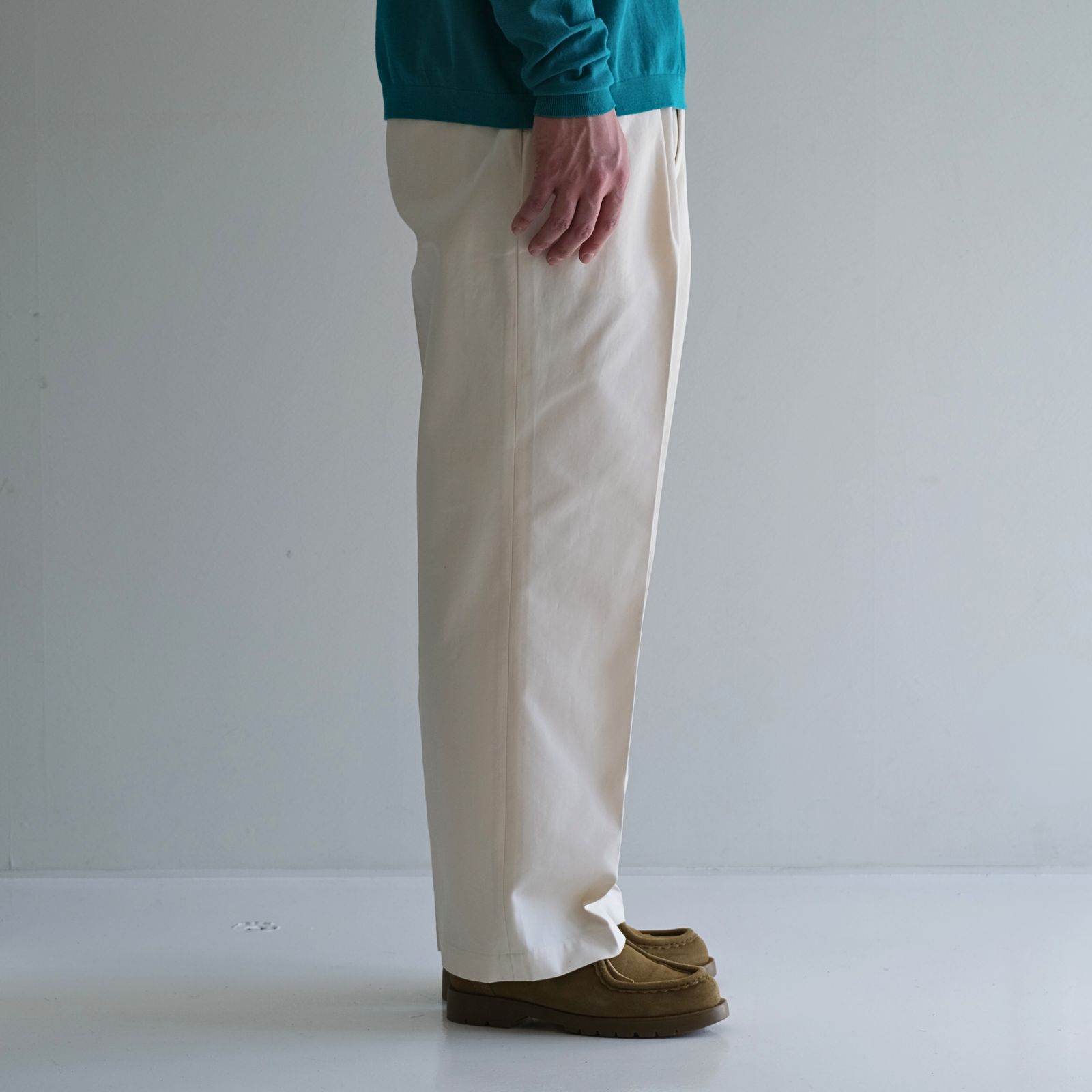 FINX COTTON GABARDINE TUCKED TROUSERS / トラウザー / ECRU