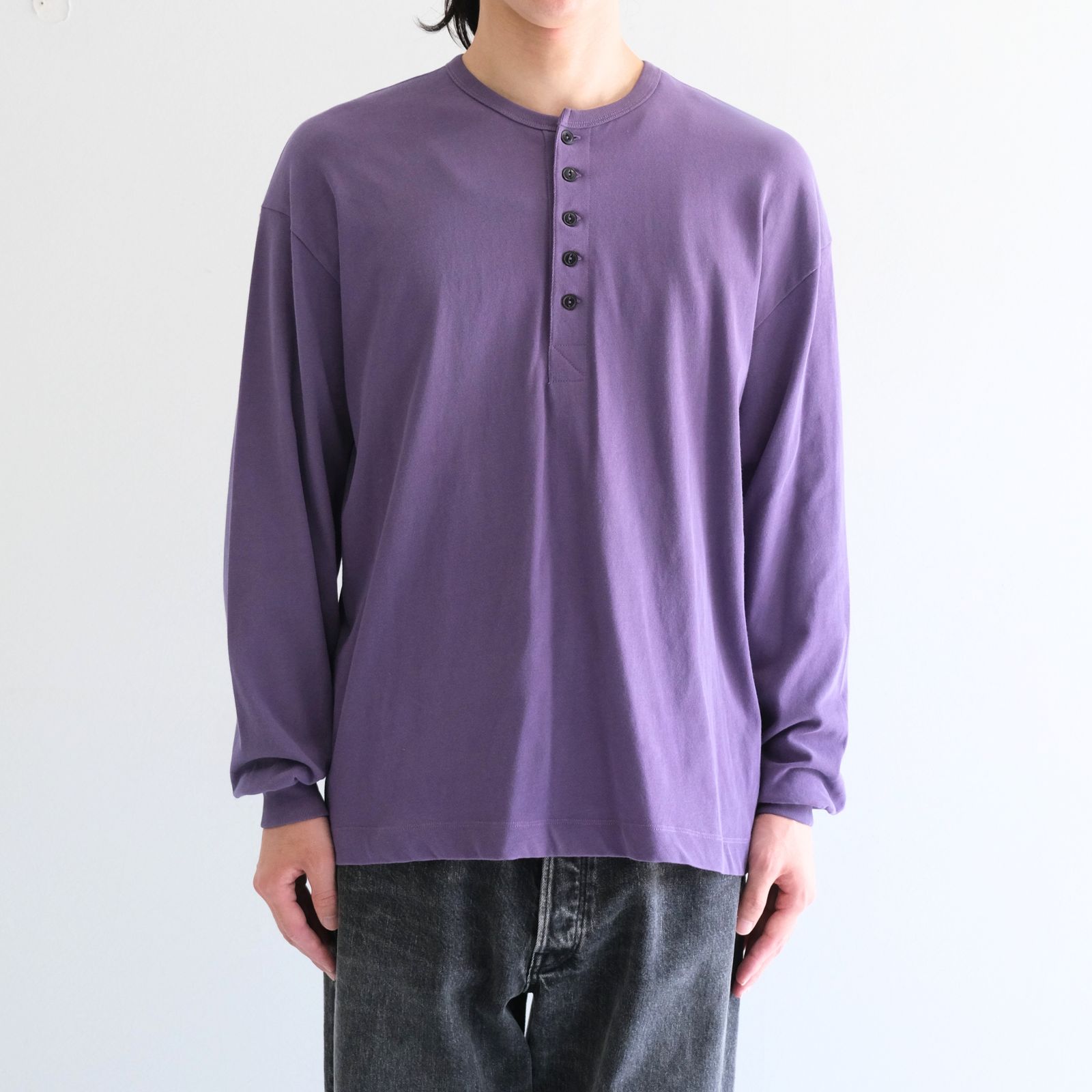ULTERIOR / アルテリア】ビンテージのヘンリーネックTシャツをモダンに