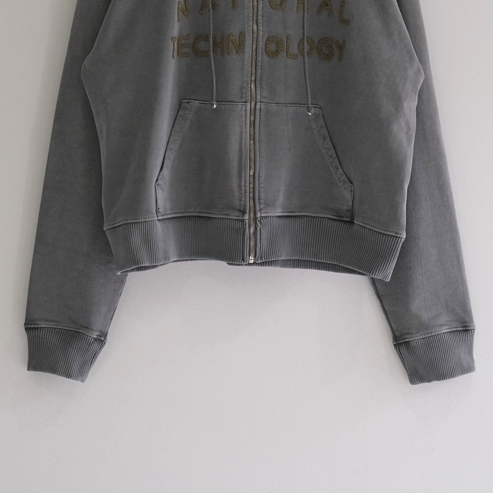 【関税込み】Story mfg. ホワイト Geo フーディ 242480M202000_1.jpg
