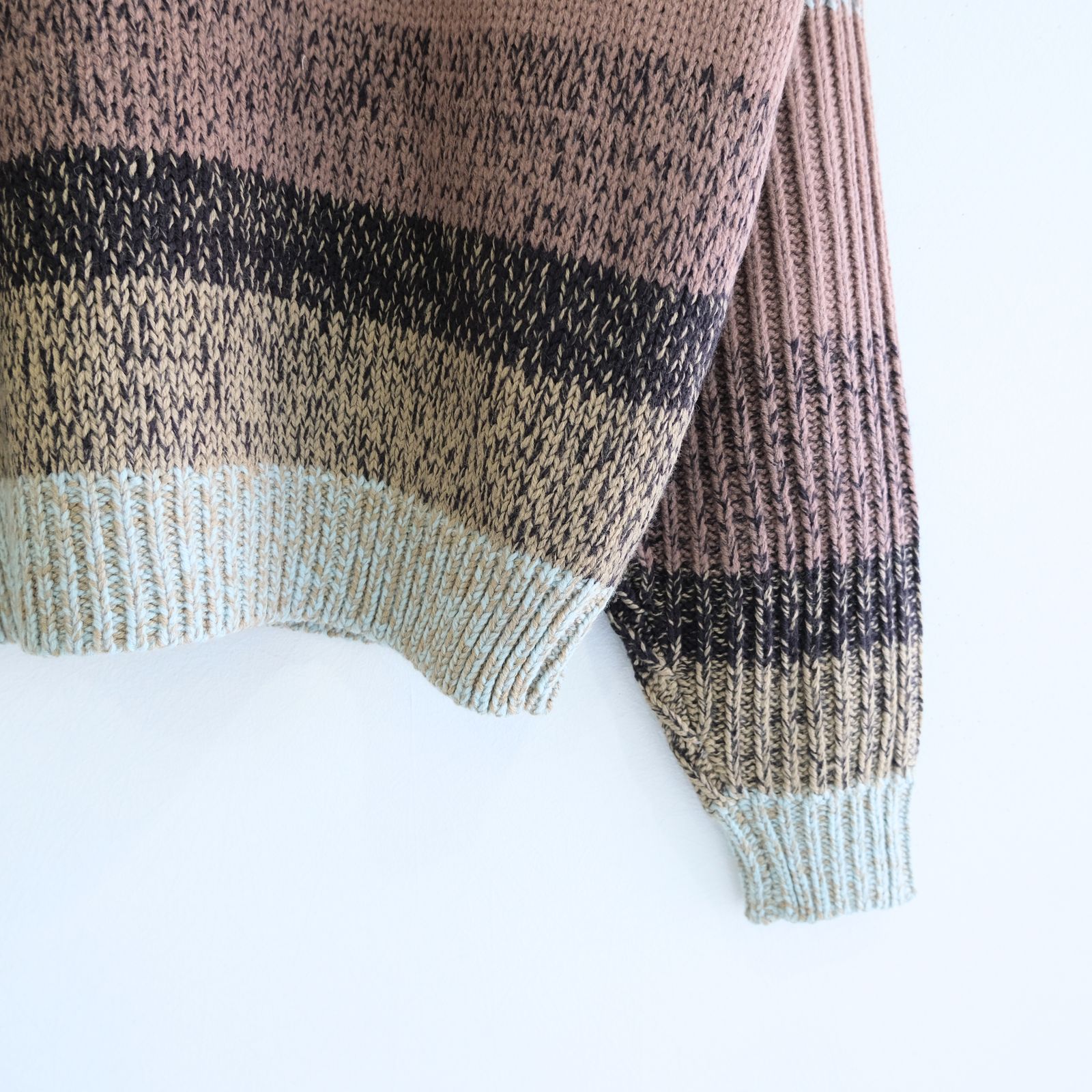 GRADATION STRIPE CREWNECK SWEATER（POWDER BLUE）
