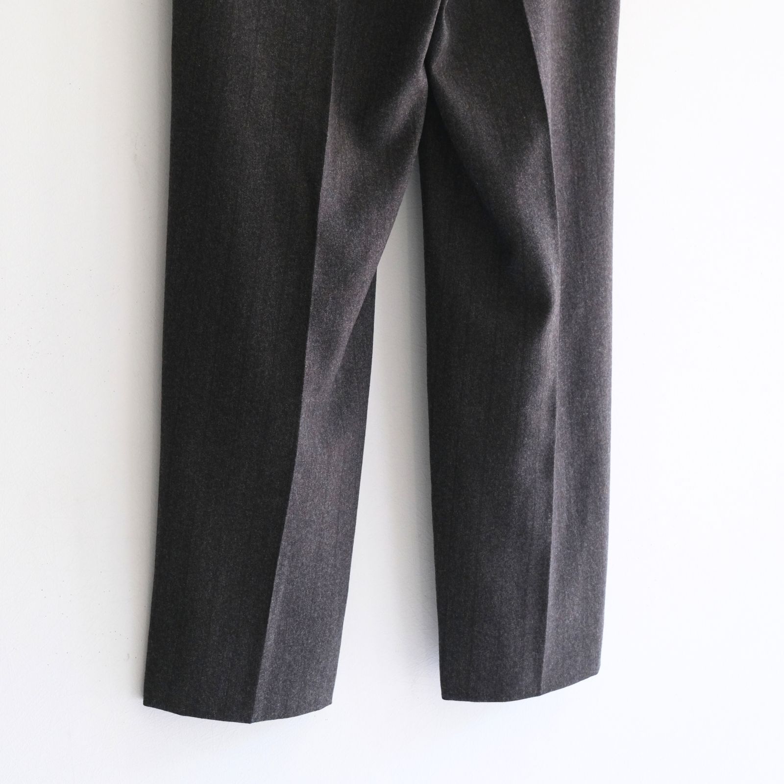 【残り1点】MELANGE BARATHEA STRIPE TUCKED TROUSERS（CHARCOAL BROWN）