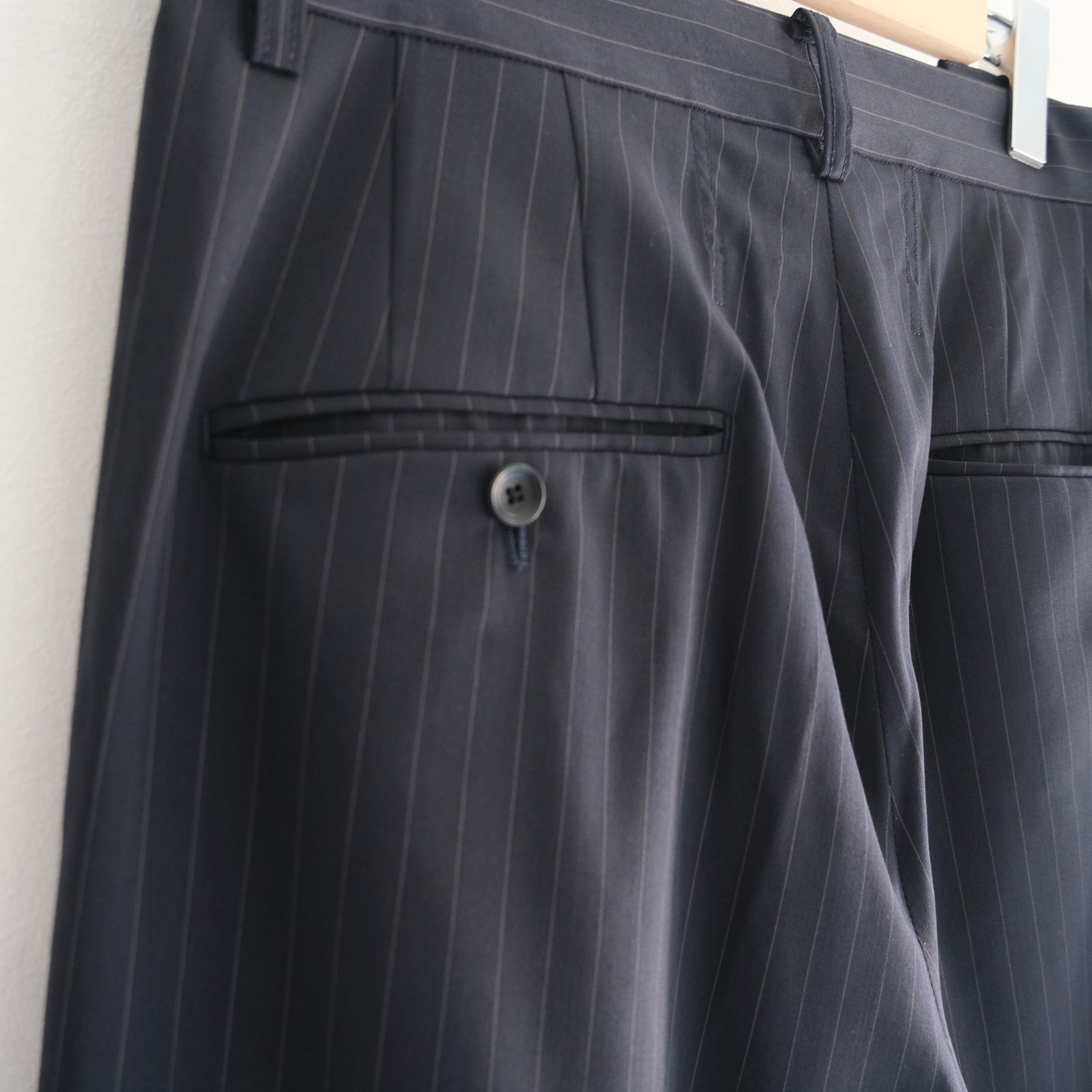 Merino Wool High-waist Slacks / メリノウール ハイウエスト スラックス（NAVY STRIPE）
