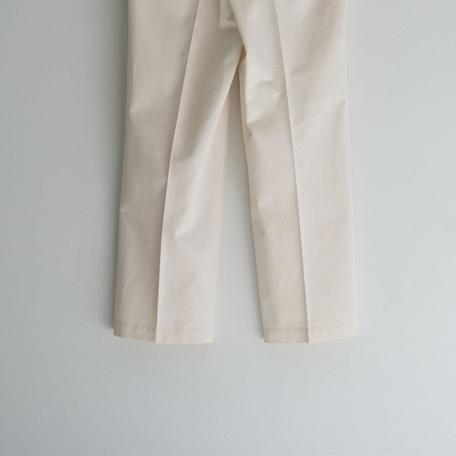 FINX COTTON GABARDINE TUCKED TROUSERS / トラウザー / ECRU