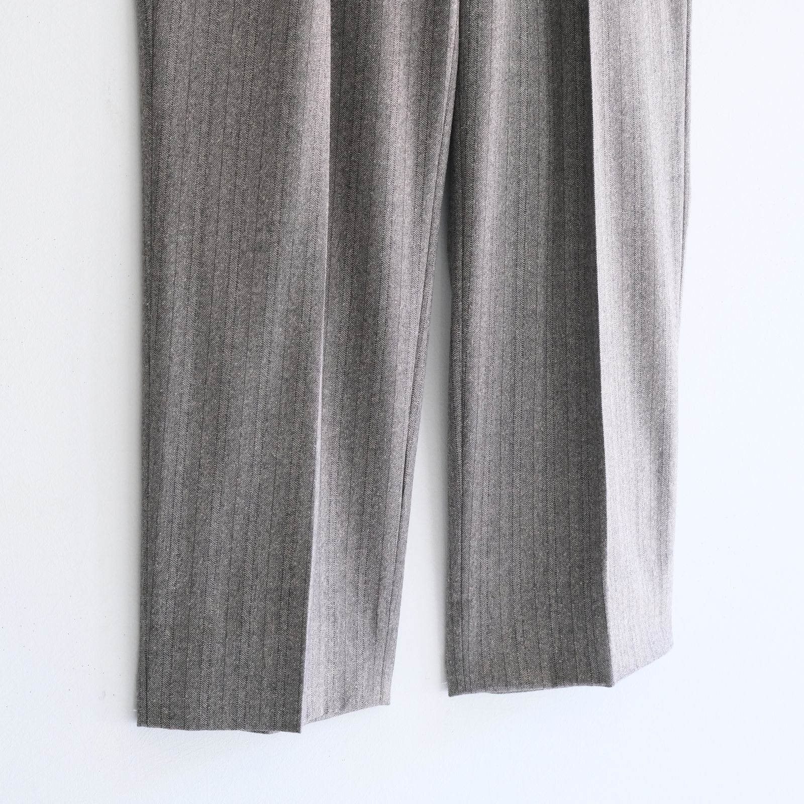 【残り1点】W/S HERRINGBONE STRIPE TUCKED TROUSERS（TAUPE GREY）