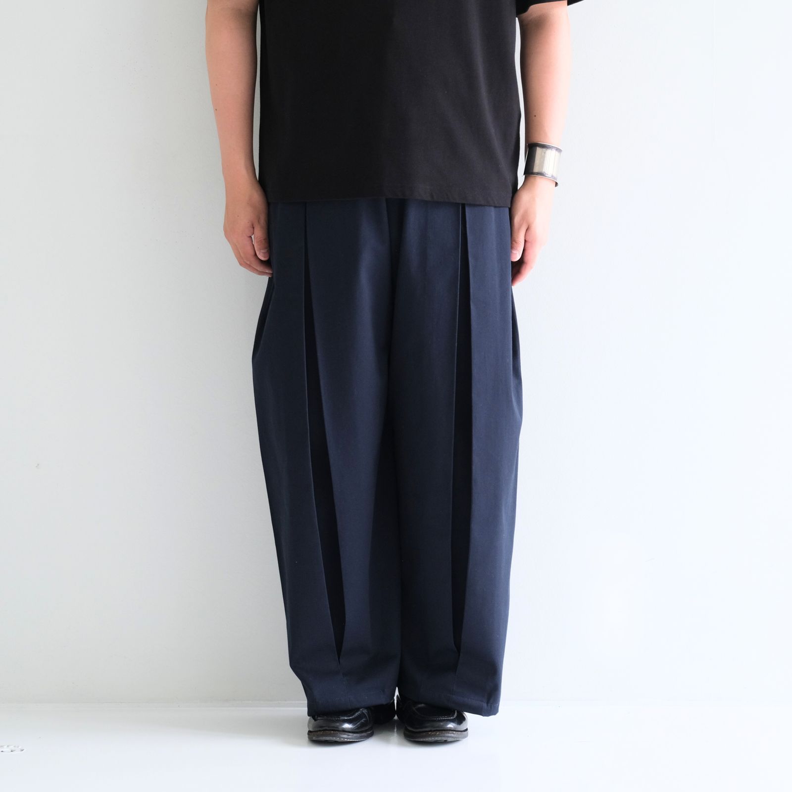 BOX PLEAT TROUSER / ボックスプリーツトラウザー / チノ / ボトムス / ネイビー