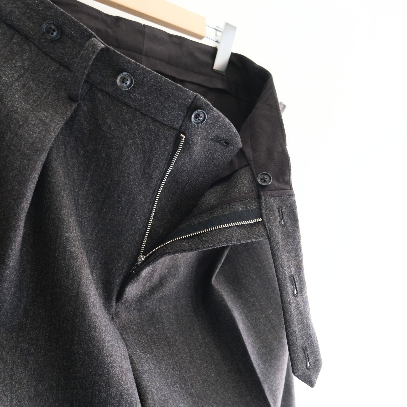 【残り1点】MELANGE BARATHEA STRIPE TUCKED TROUSERS（CHARCOAL BROWN）