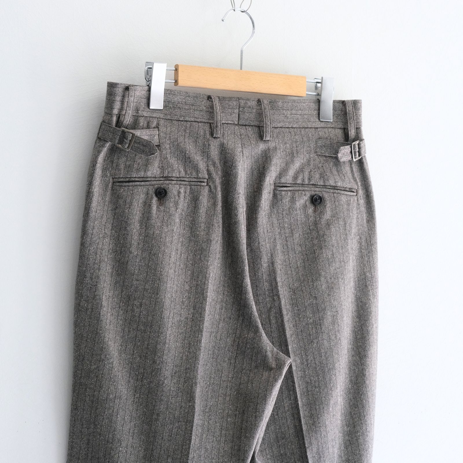 【残り1点】W/S HERRINGBONE STRIPE TUCKED TROUSERS（TAUPE GREY）